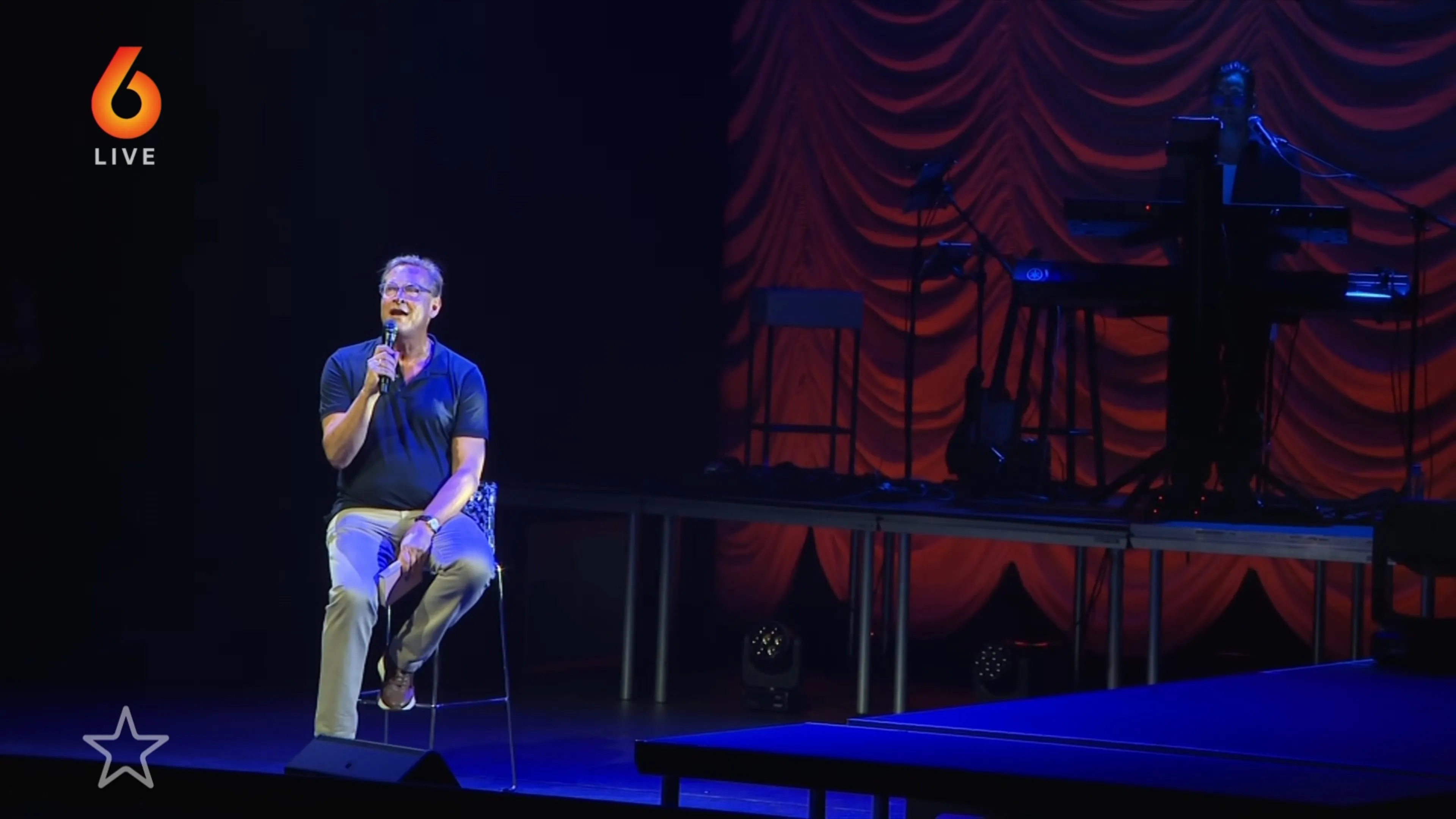 Albert Verlinde na veertig jaar weer zingend op het toneel