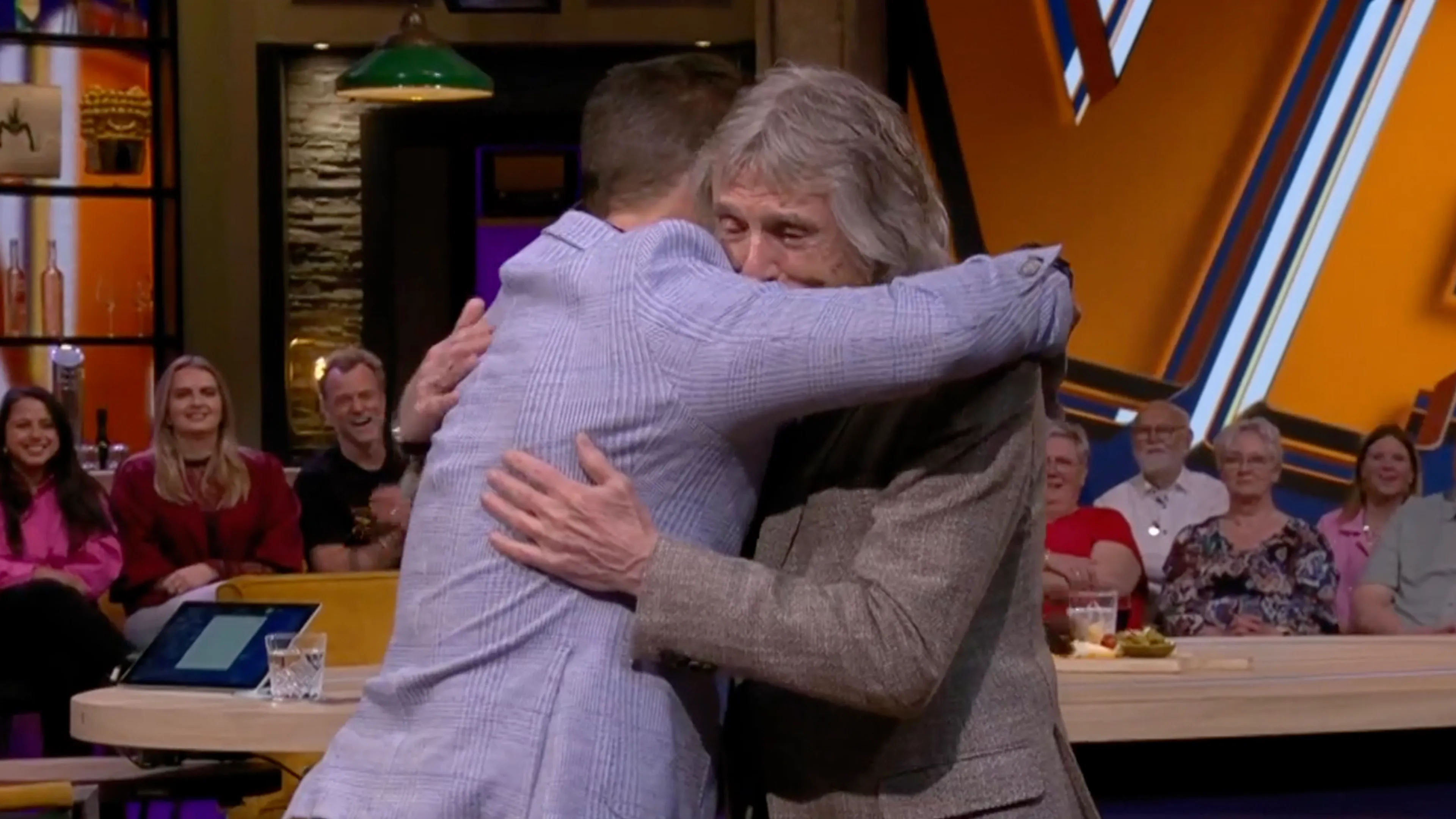 Historisch moment bij Vandaag Inside: Johan Derksen en Wilfred Genee omhelzen elkaar! (Vandaag Inside)