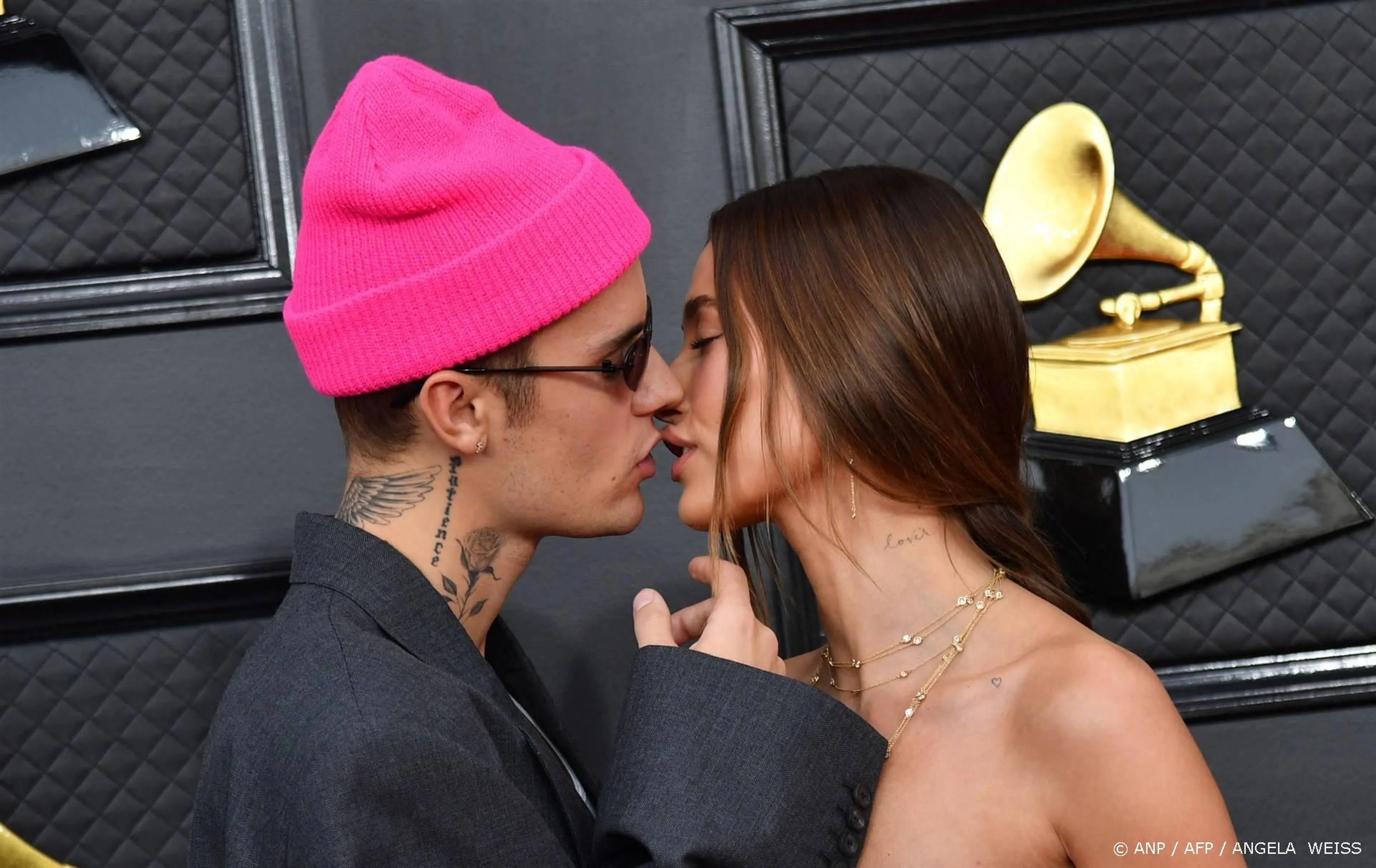 ZIEN: Eerste foto's van babybuik Hailey Bieber