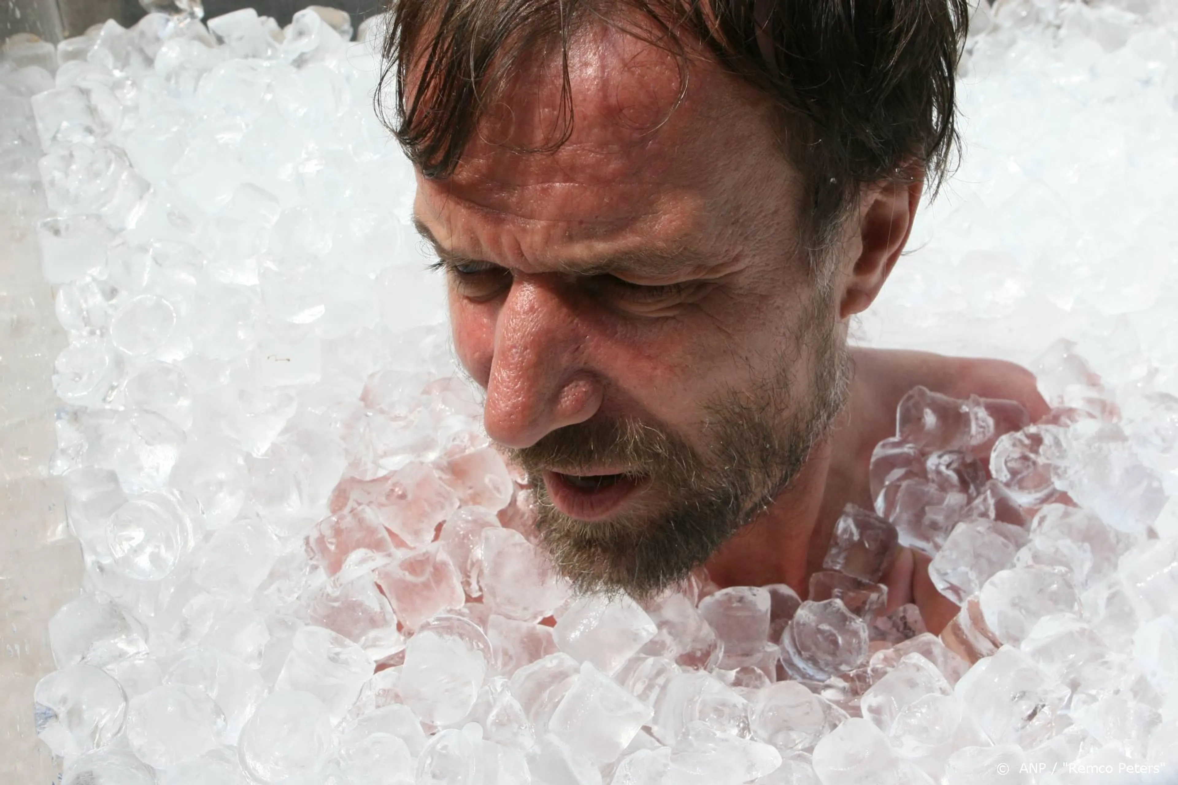 Wim 'the iceman' Hof in clip Britse inzending songfestival