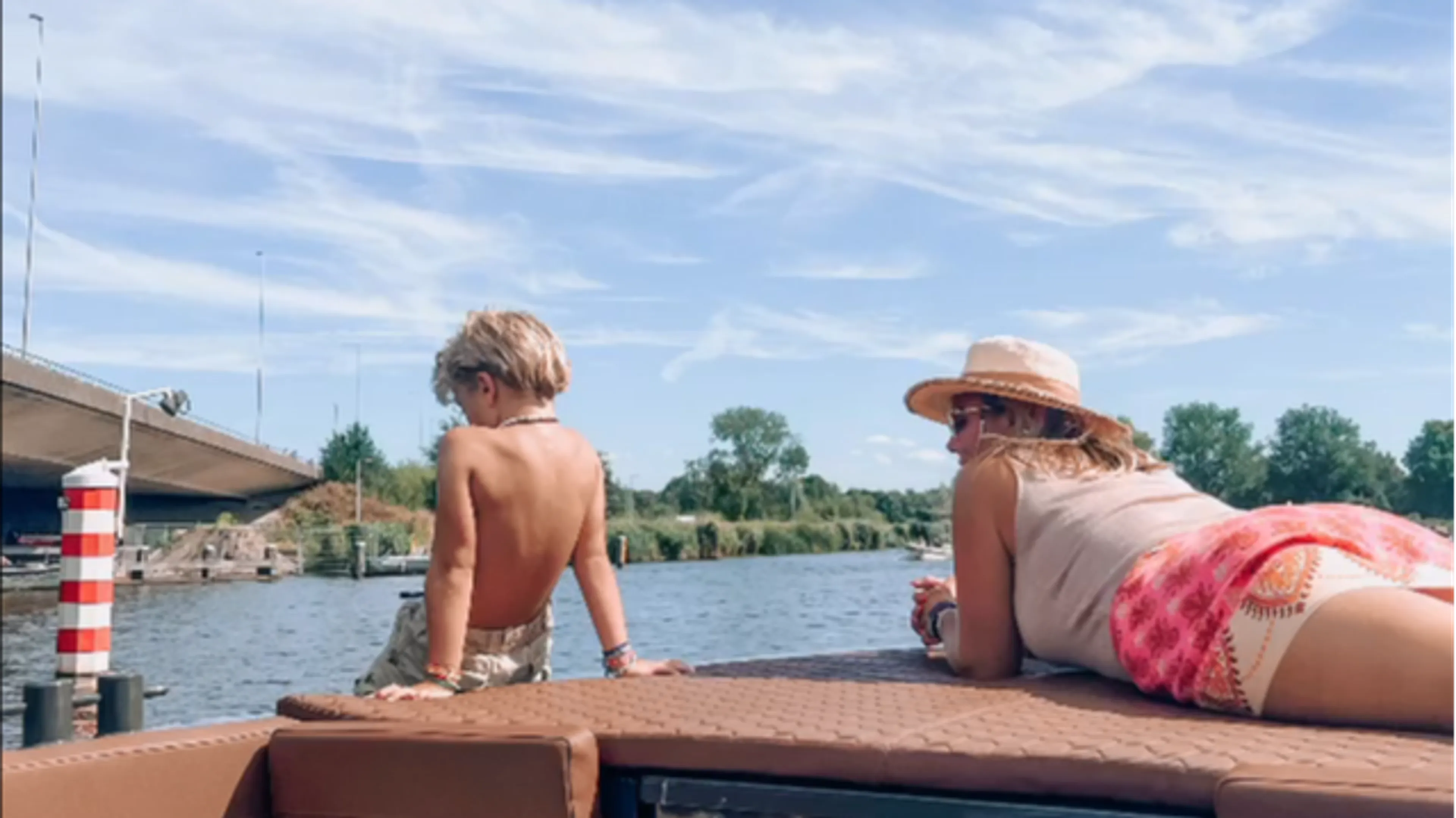 Monique en André varen door de Amsterdamse grachten