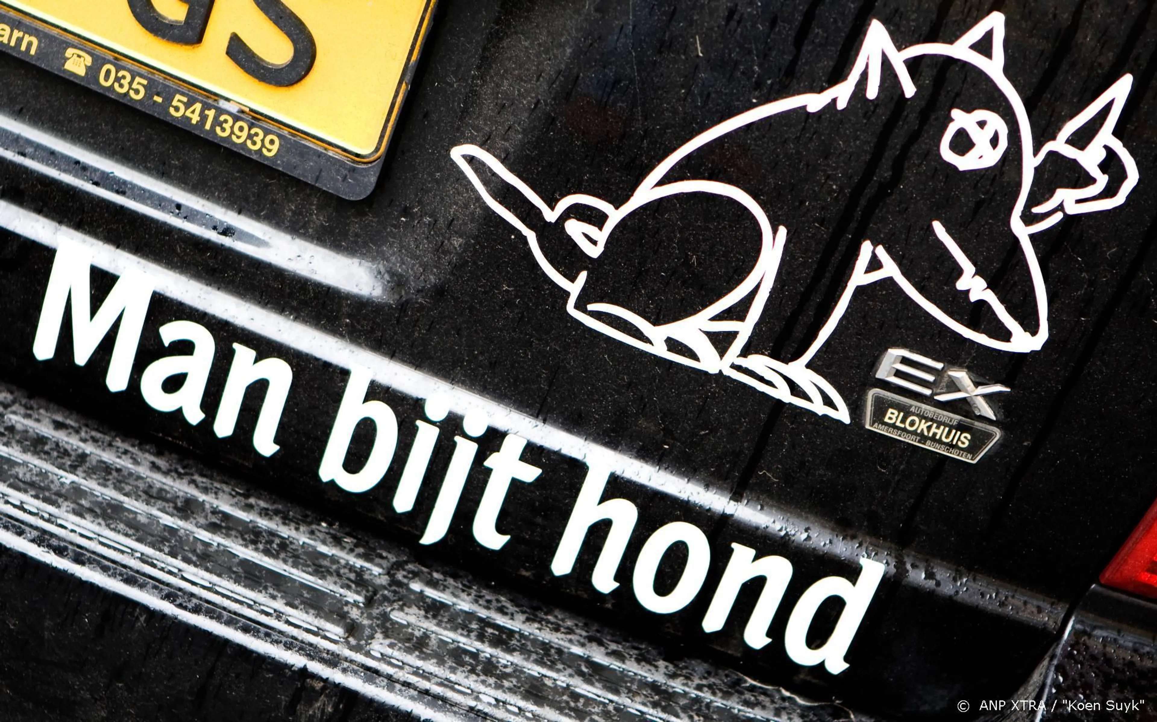 Man bijt hond terug met XL-versie