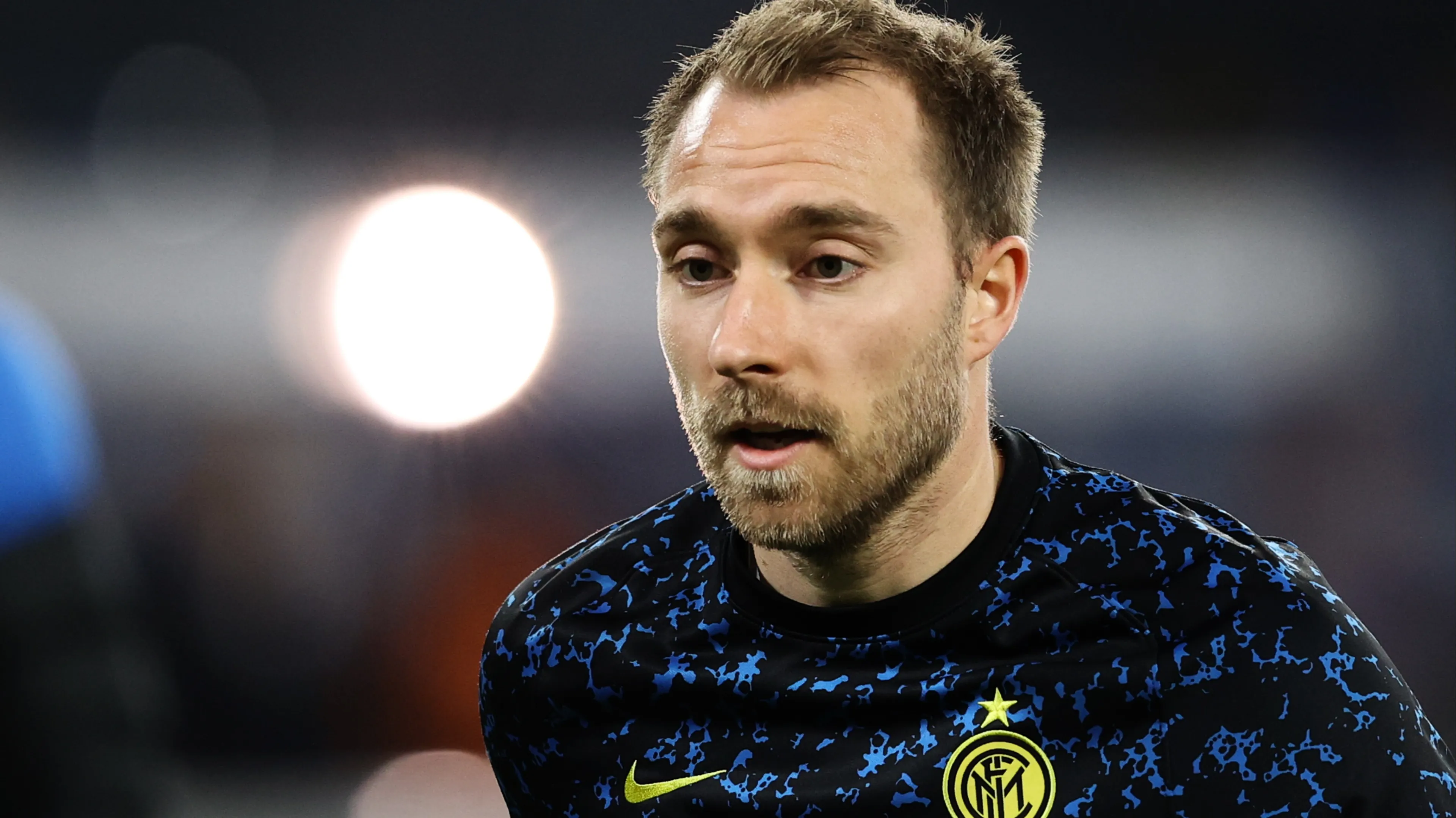 Christian Eriksen bezoekt teamgenoten