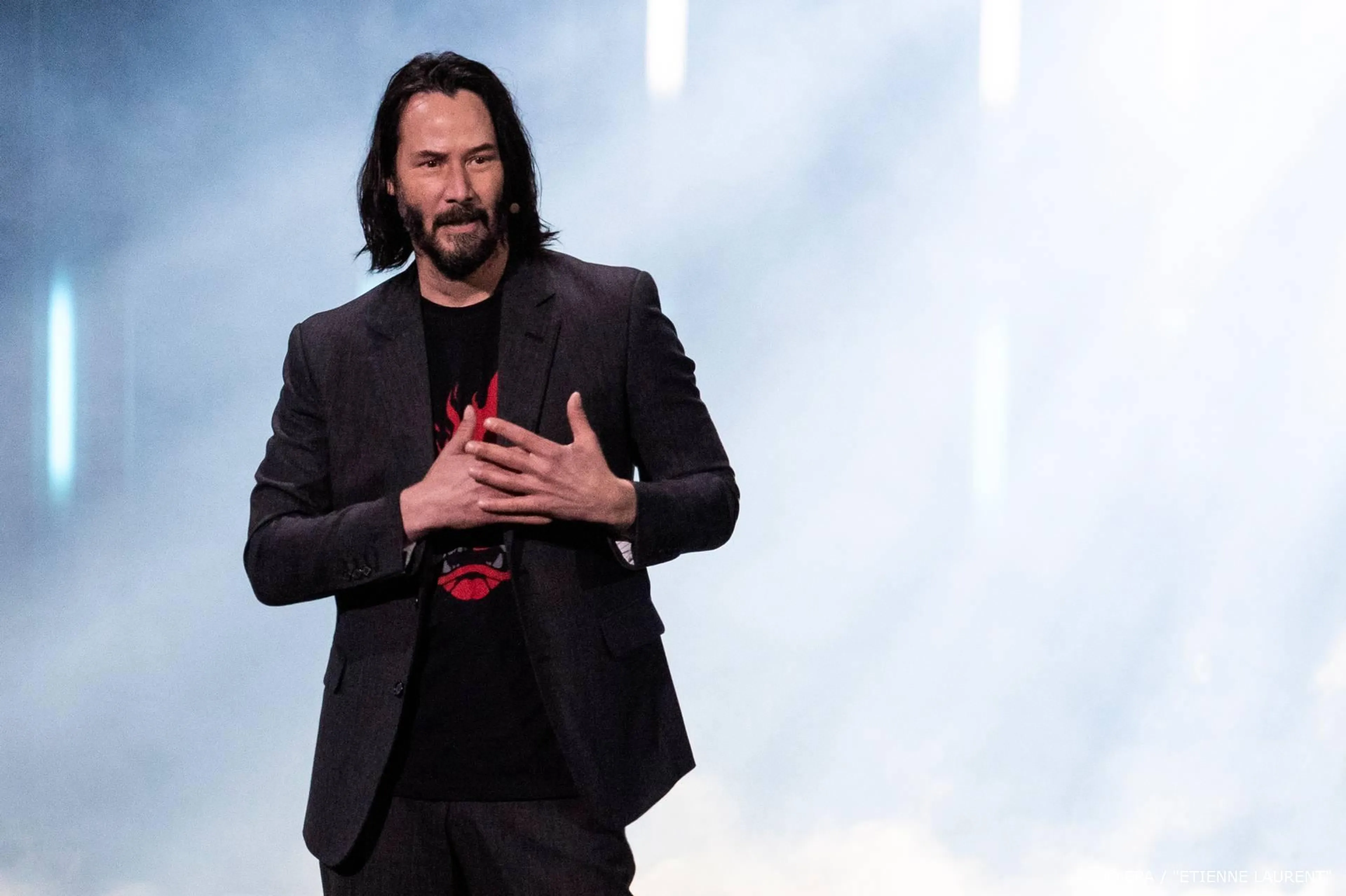 Keanu Reeves veilt virtuele date voor het goede doel