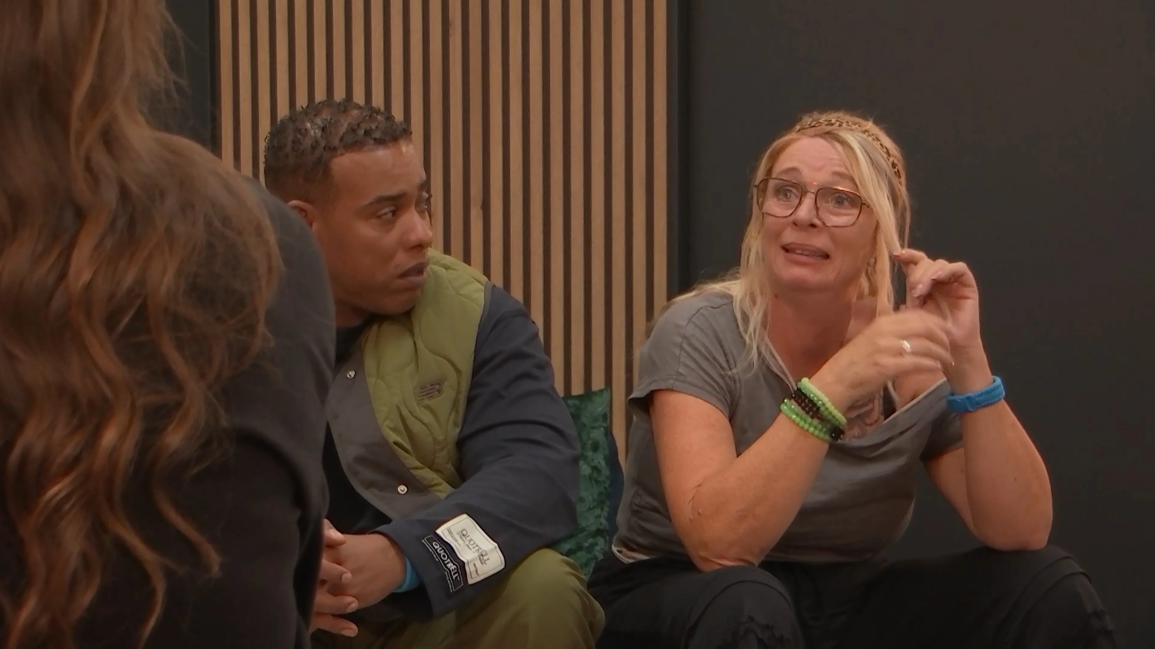 Bondgenoten-Angela emotioneel door sterke rookbehoefte