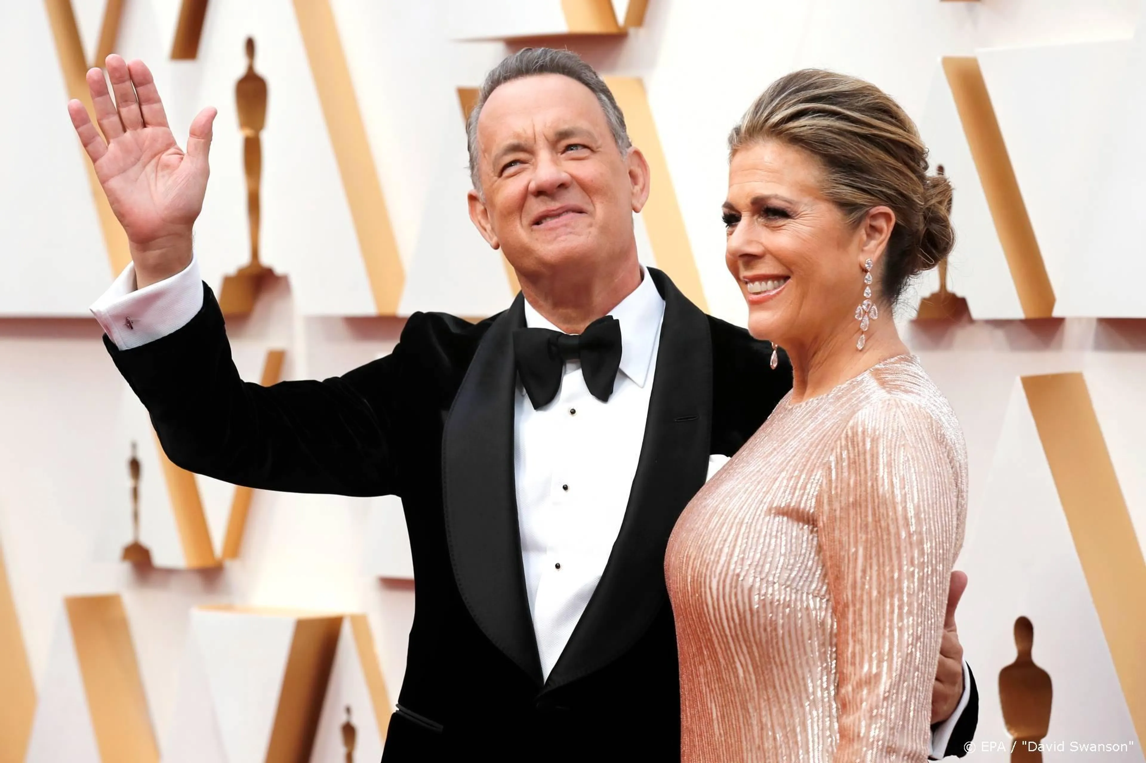 Tom Hanks geeft gepeste Corona een Corona-typemachine