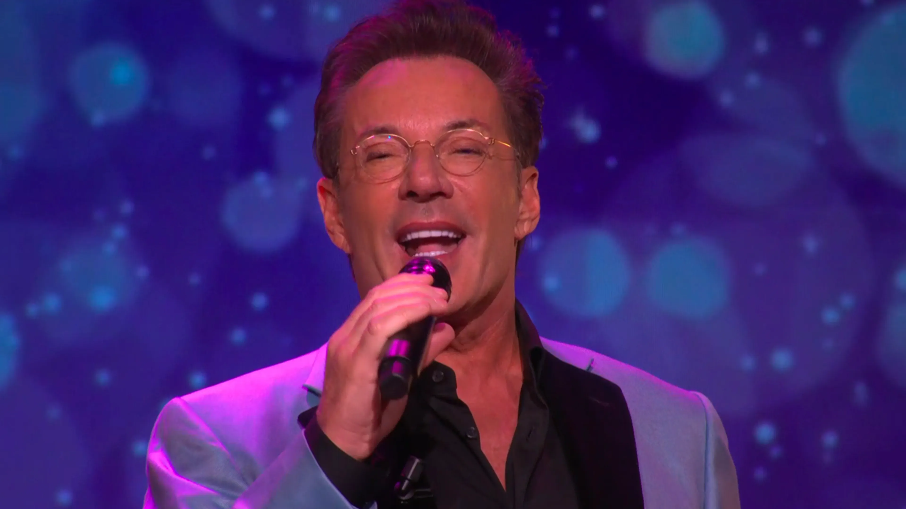 Gerard Joling zet Vandaag Inside-studio op zijn kop met nieuwe single ‘Altijd Vrijgezel’ (Vandaag Inside)