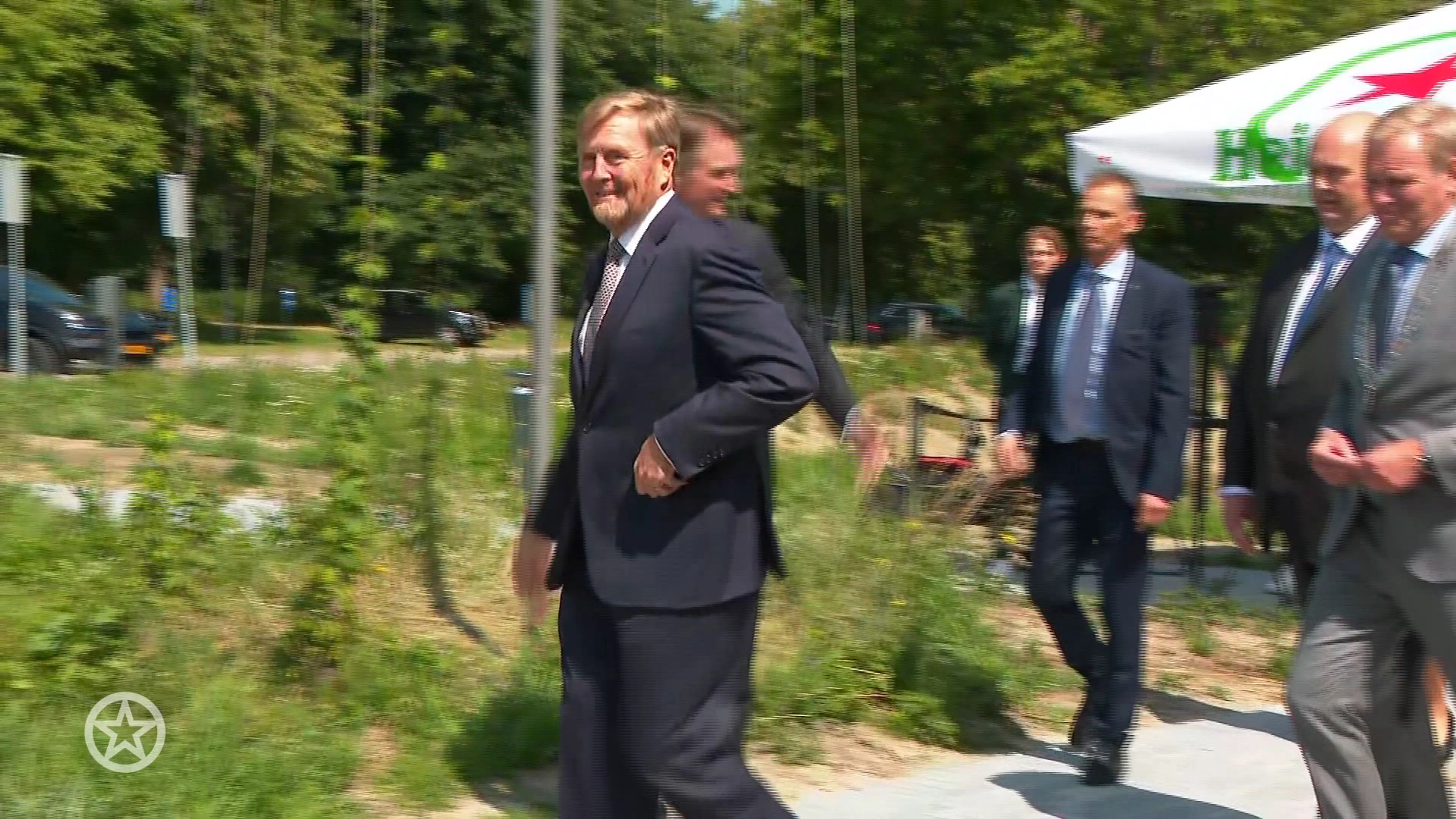 Koning Willem Alexander vertelt over gebroken arm van Amalia