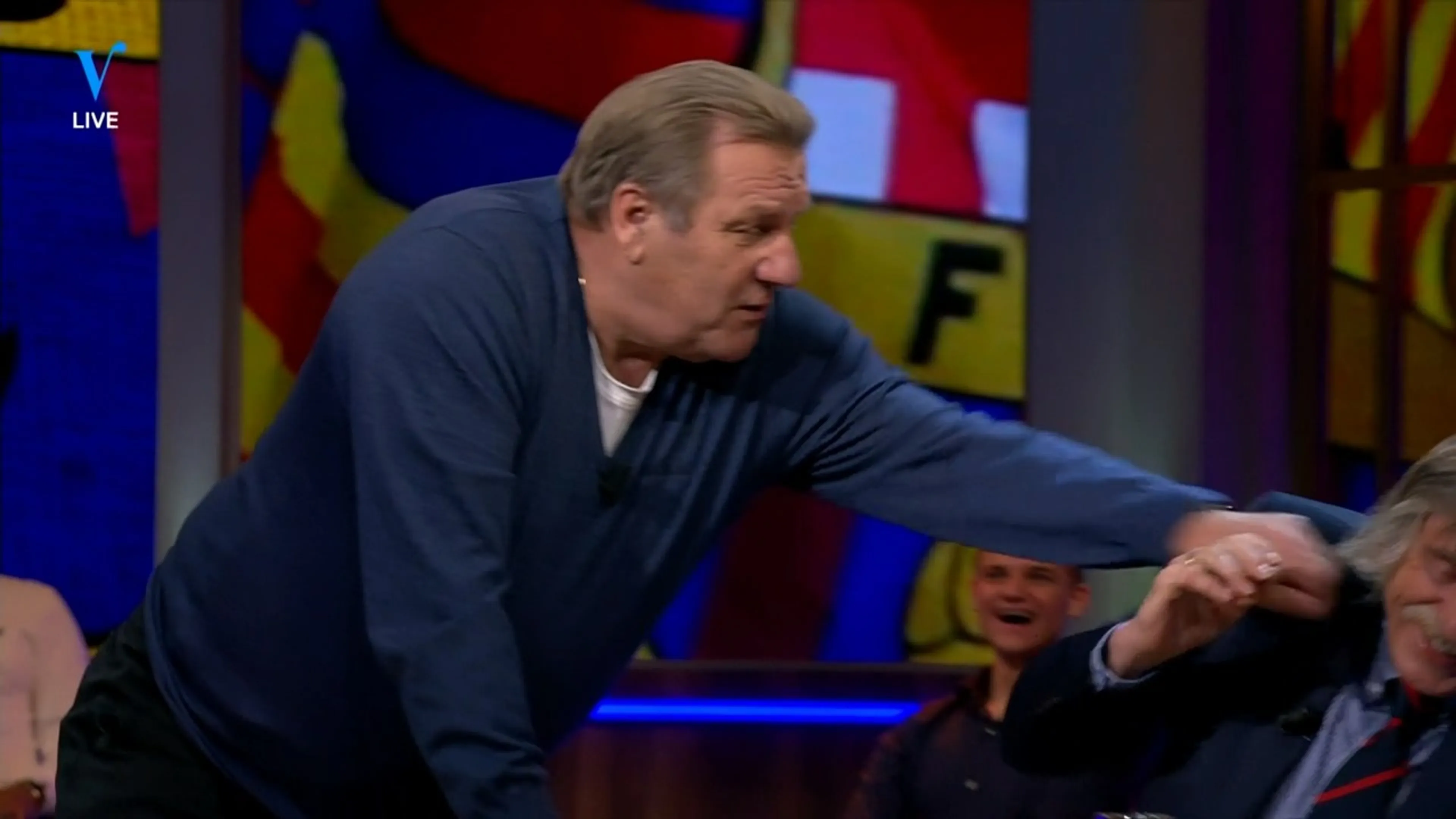 Jan klaar met Johan: 'Ik ga die snor van je flikker aftrekken...