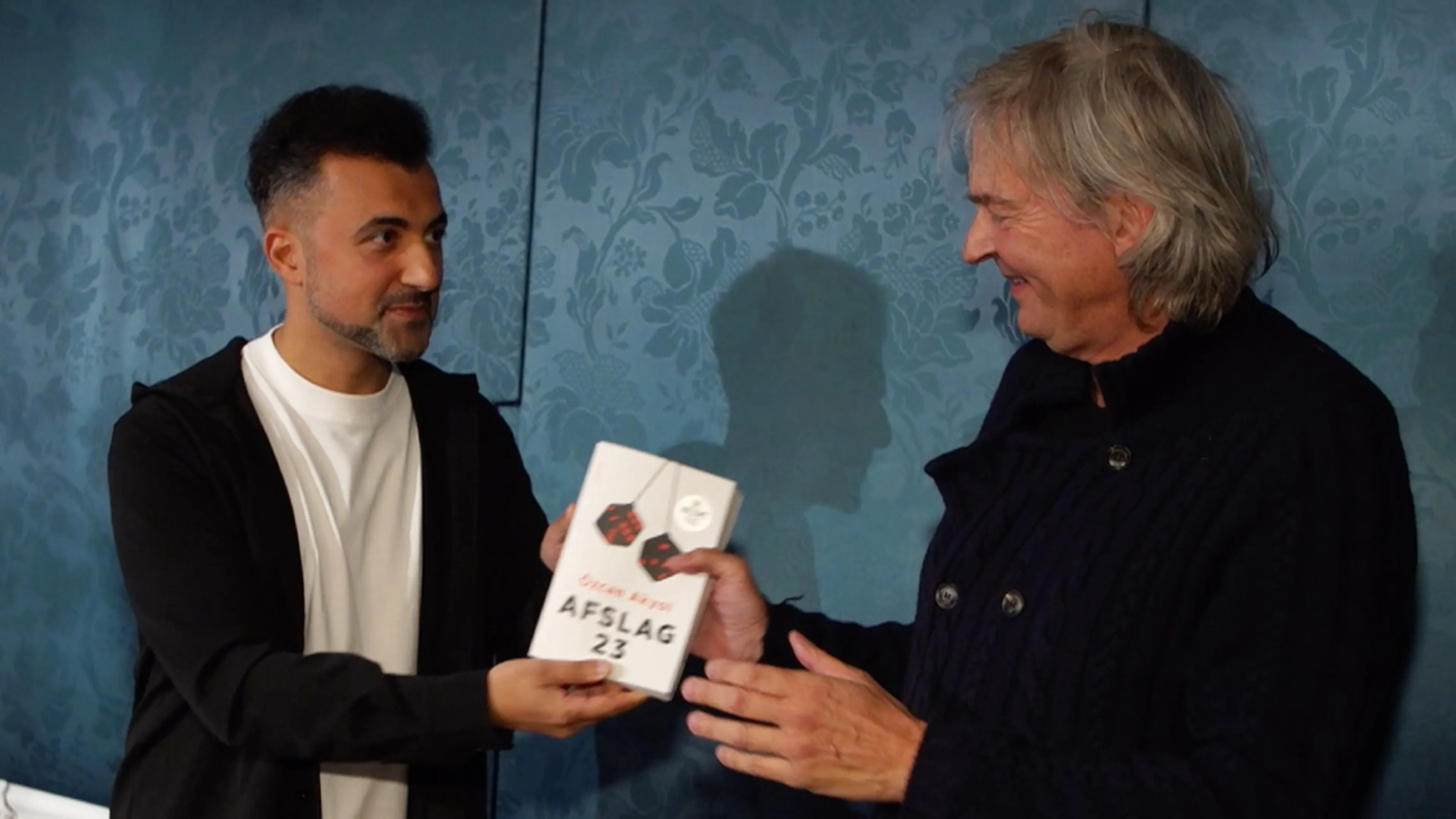 Eus geeft eerste exemplaar van nieuwe boek aan Matthijs van Nieuwkerk: 'Dankjewel dat je er altijd bent'
