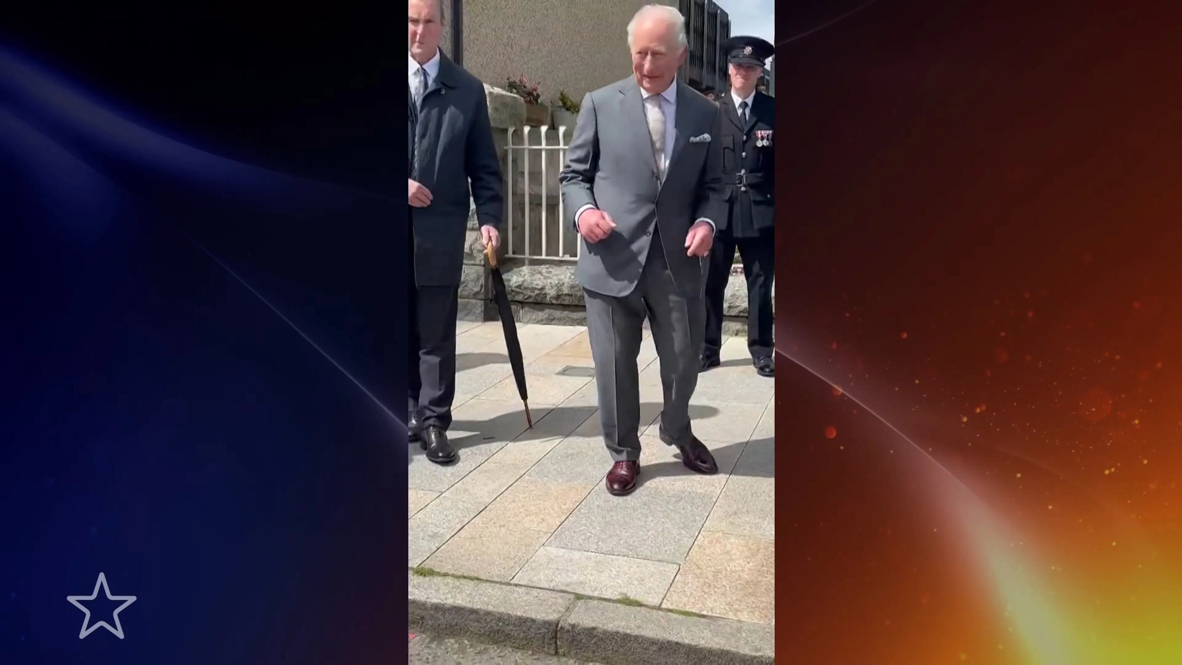 Britse koning Charles heeft niets door van vogelpoep op zijn jasje