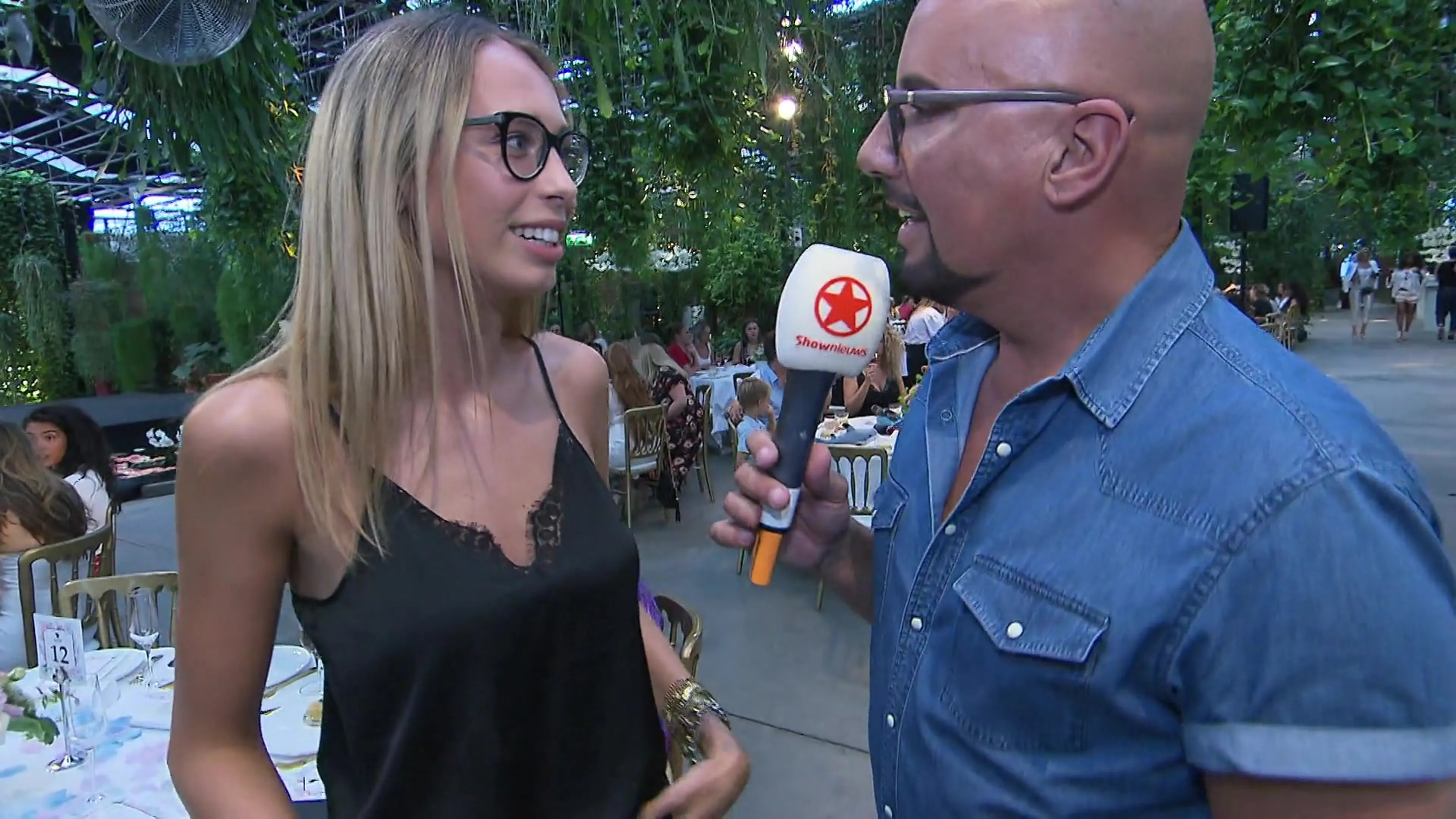 Glamour-koerier Maik langs bij modezusjes Reinders