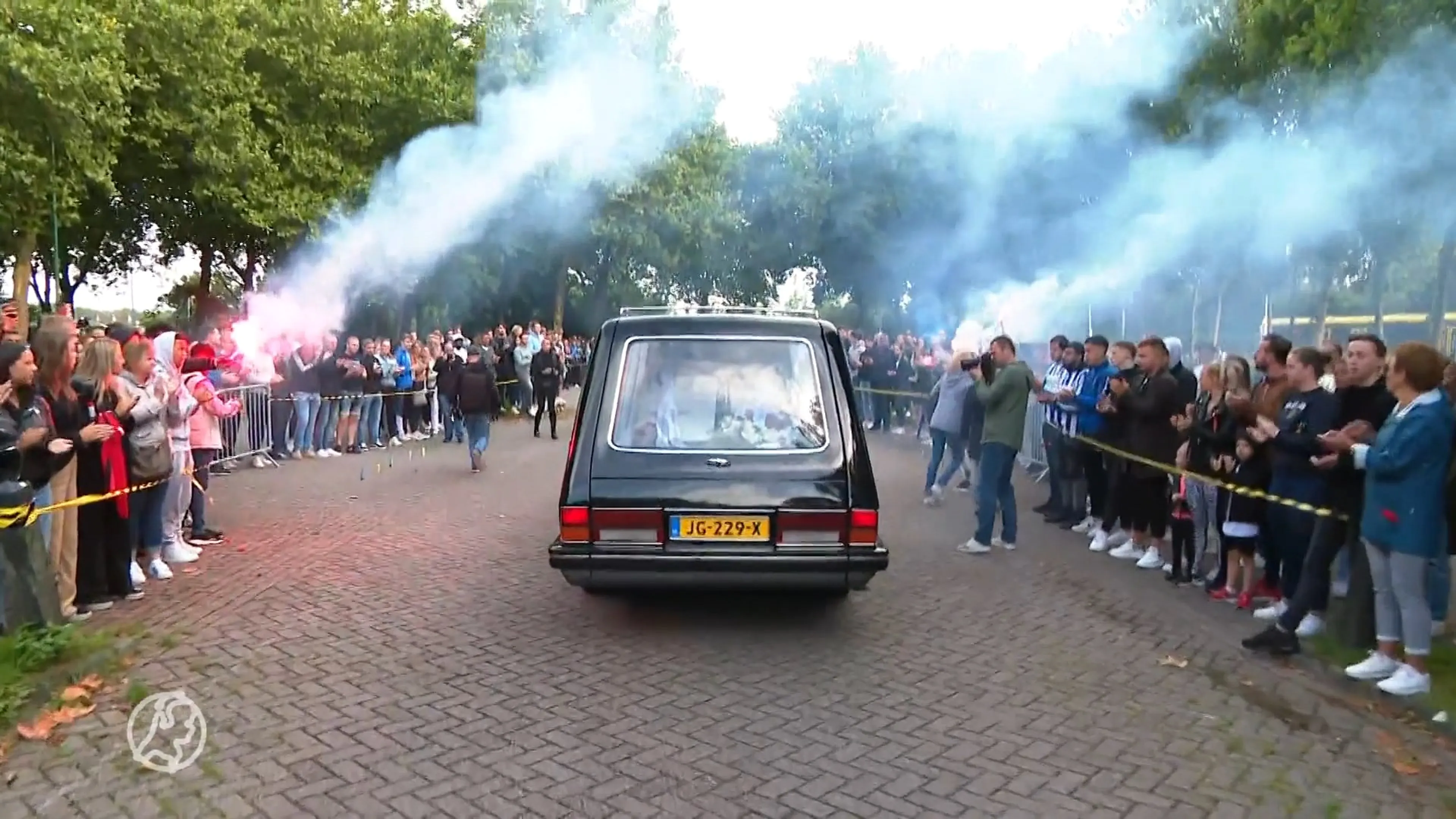 Indrukwekkende erehaag voor verongelukte voetbalbroertjes Isay en Noah