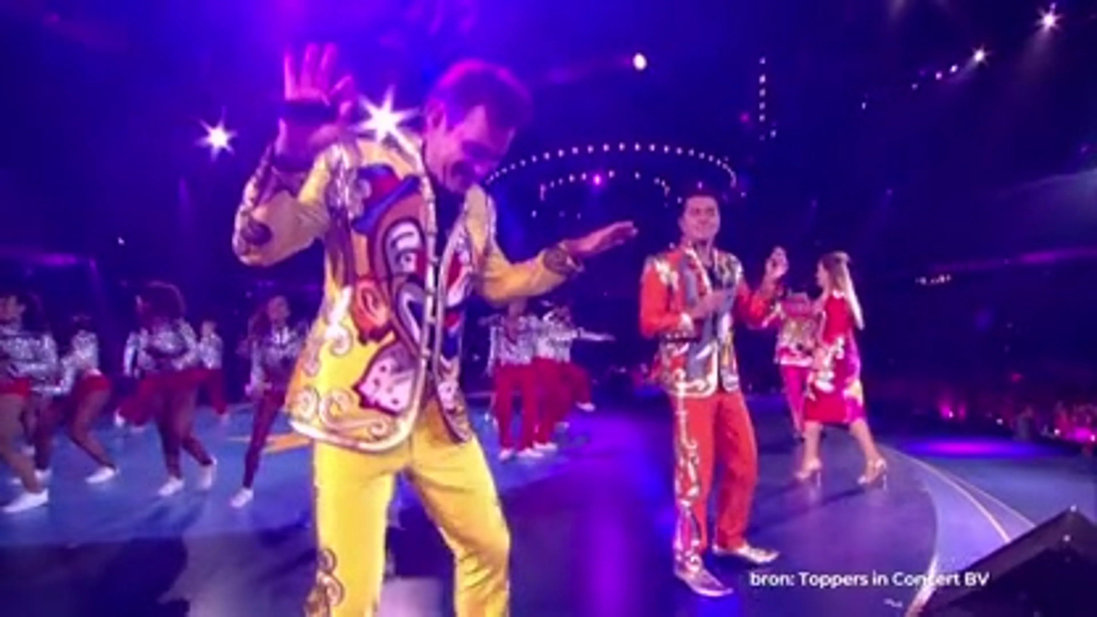De Toppers-outfits zijn altijd over de top!