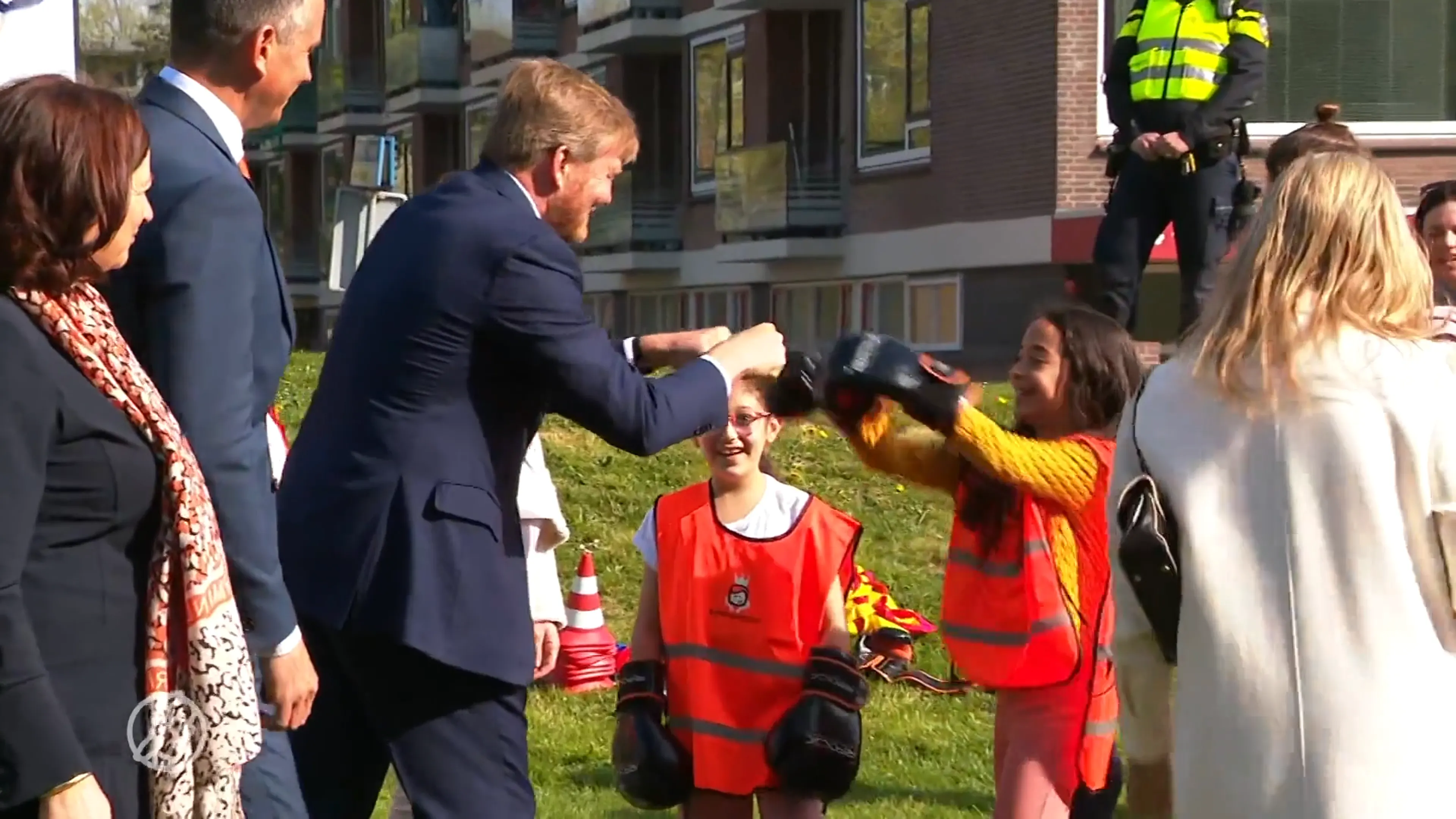 Willem-Alexander en Máxima openen Koningsspelen: 'Ik heb de koning een boks gegeven!'