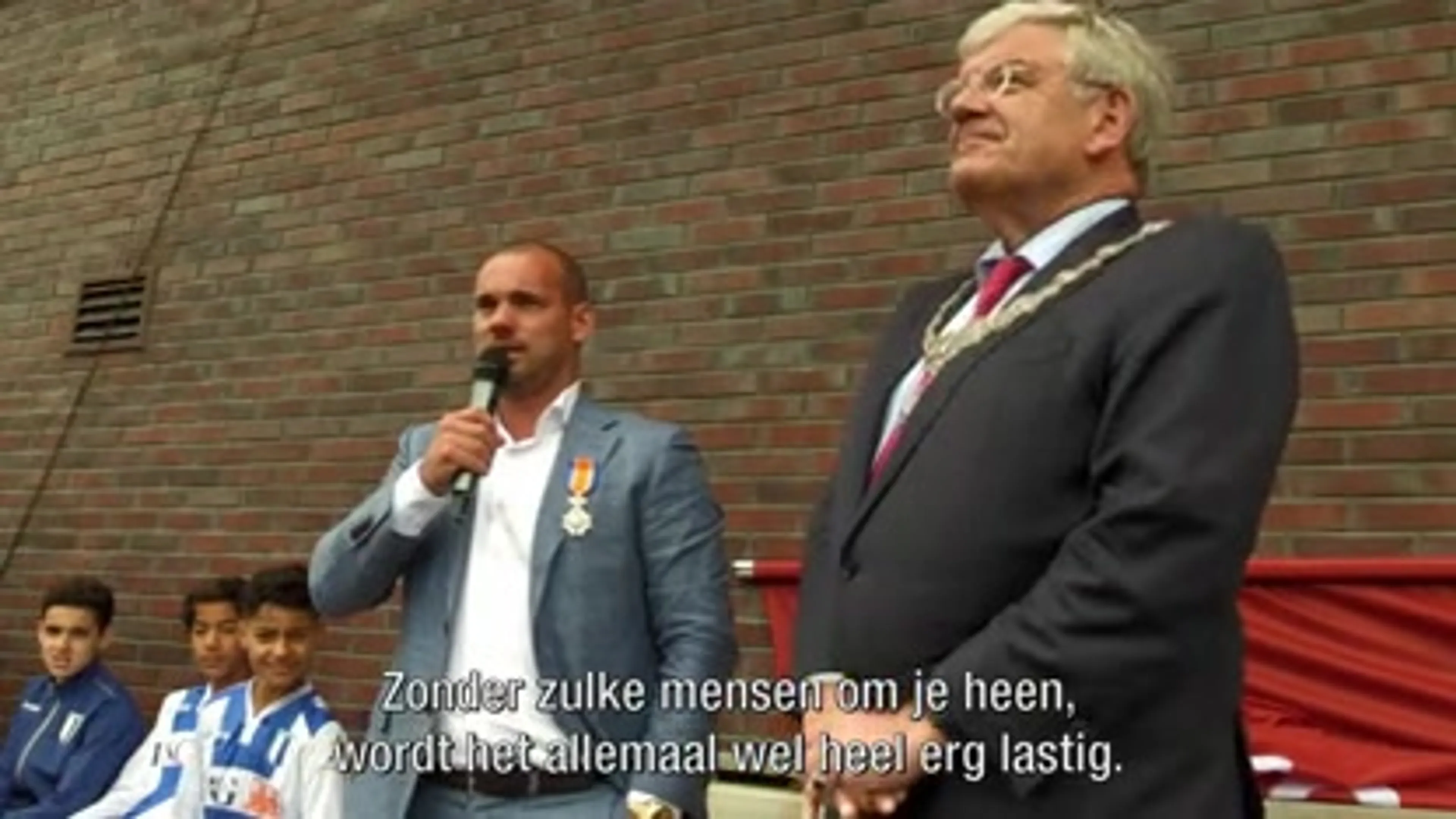 Wesley Sneijder krijgt lintje en bedankt zijn vrouw Yolanthe