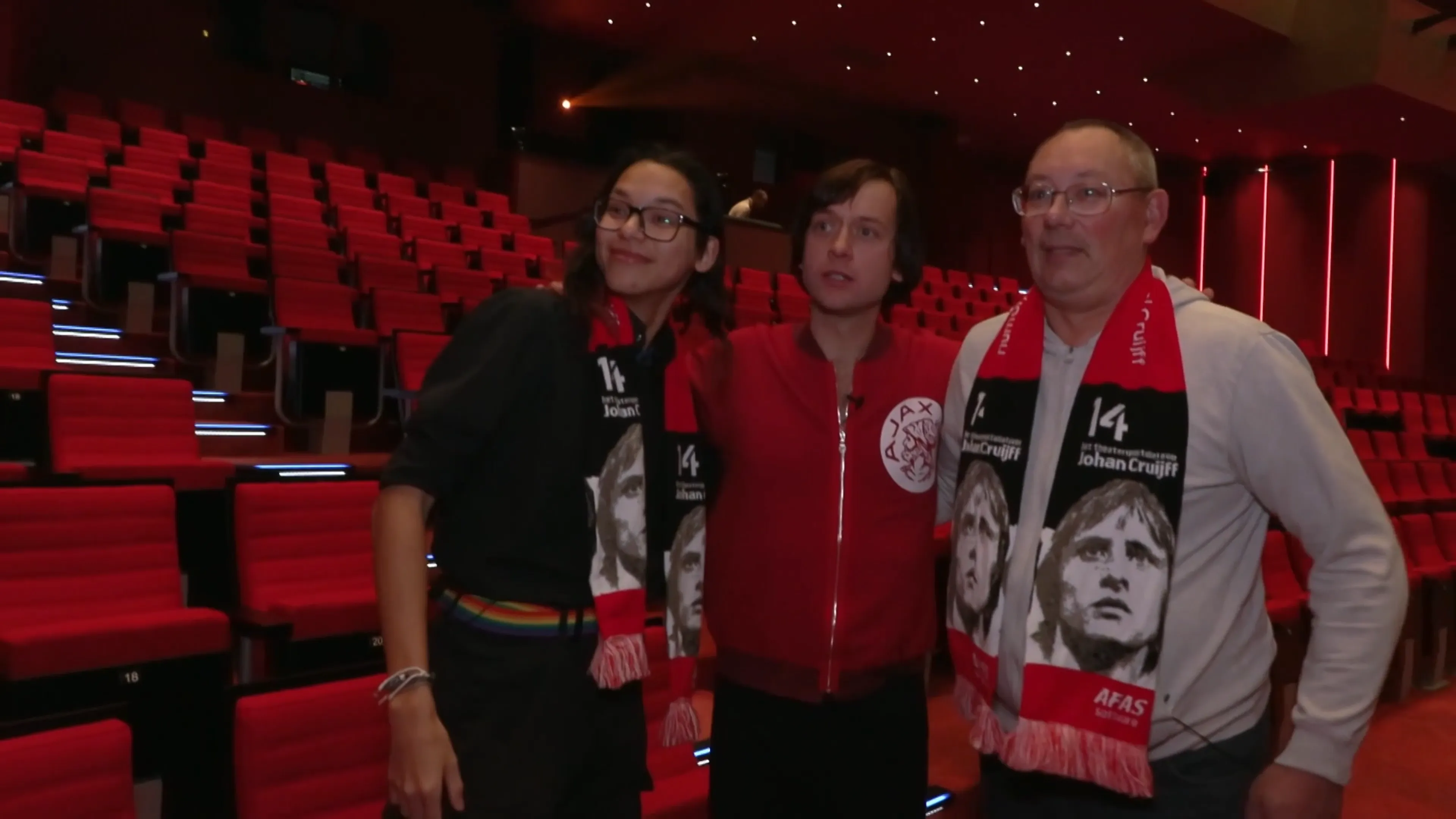 Vader VERRAST zoon met DROOMCADEAU VAN RUIM 500 EURO!