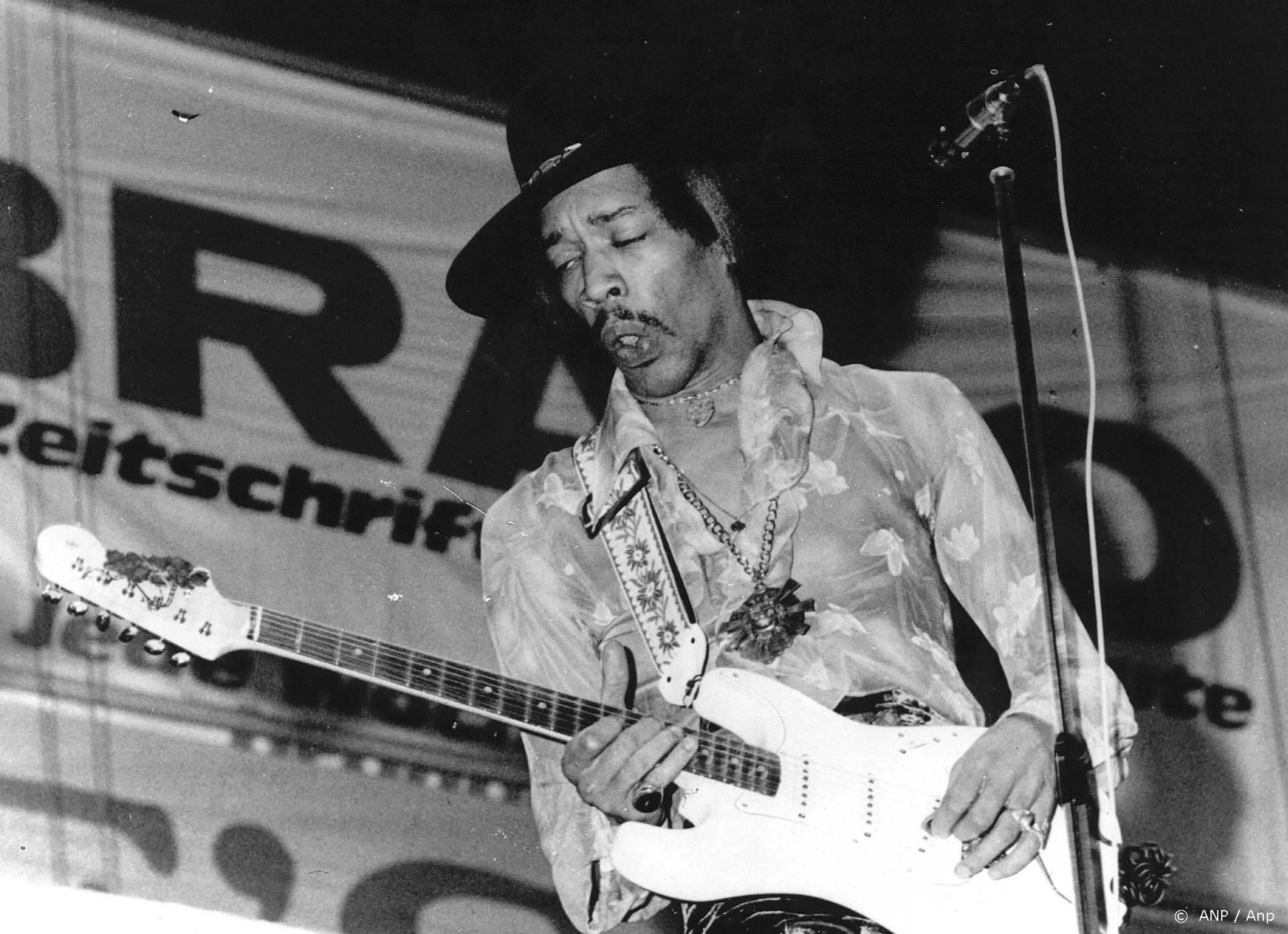 Gitaar van Jimi Hendrix levert 183.000 euro op