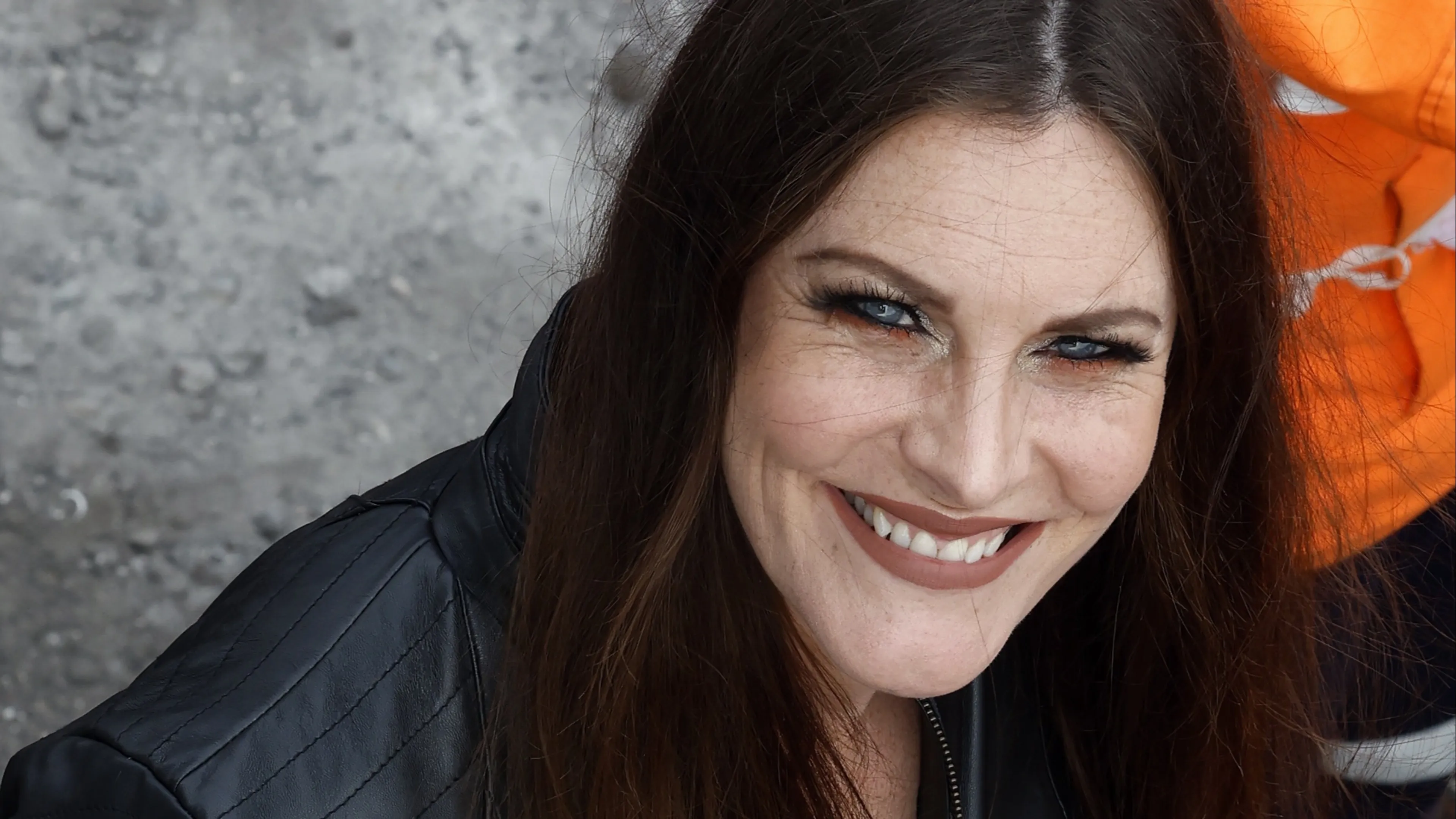 ZIEN: Geëmotioneerde Floor Jansen bij finale optreden tour: 'Het regende rozen'