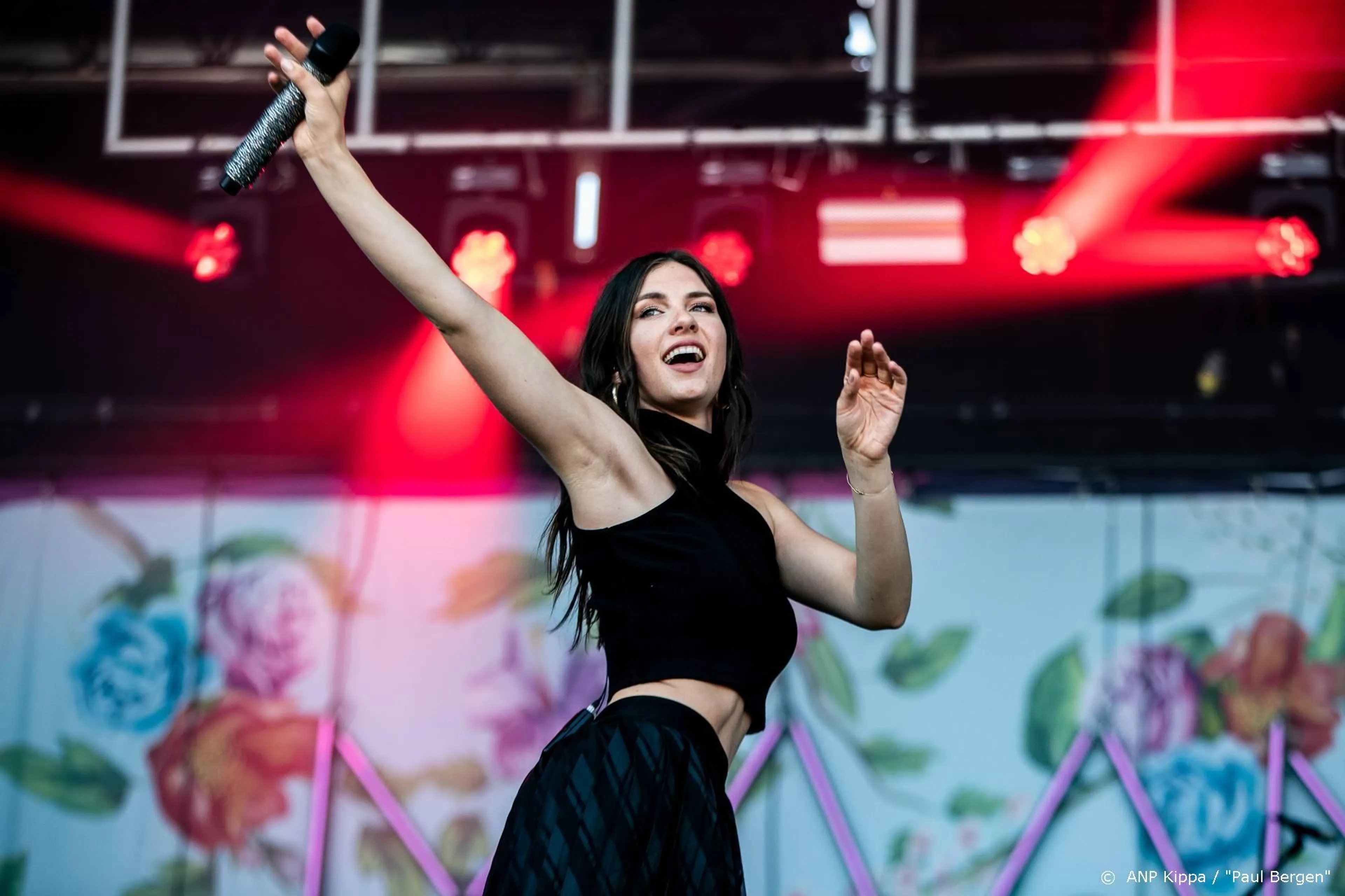 Debuutalbum Maan direct op eerste plaats