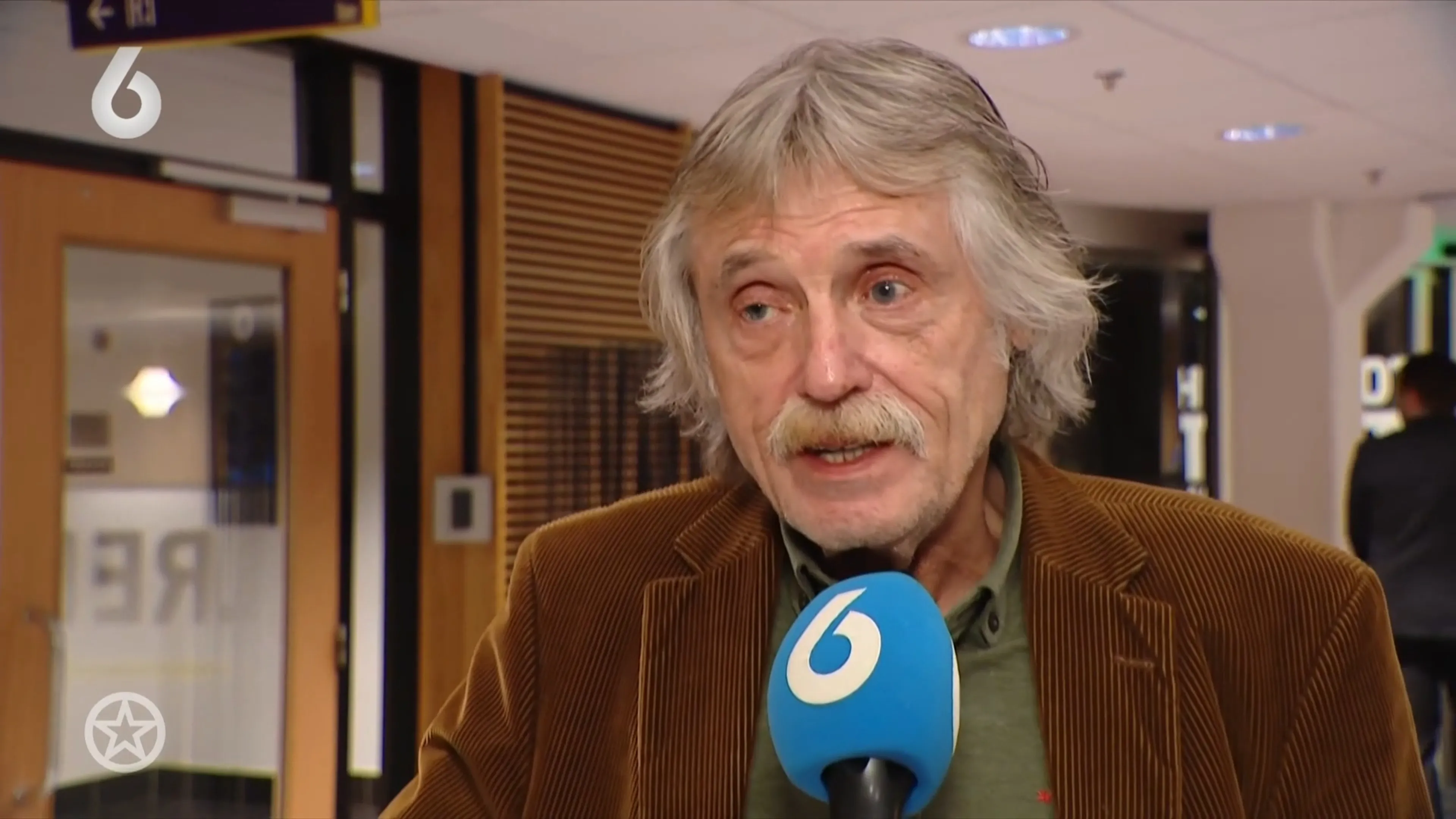 Johan Derksen wordt 'beetje moe' van John van den Heuvel