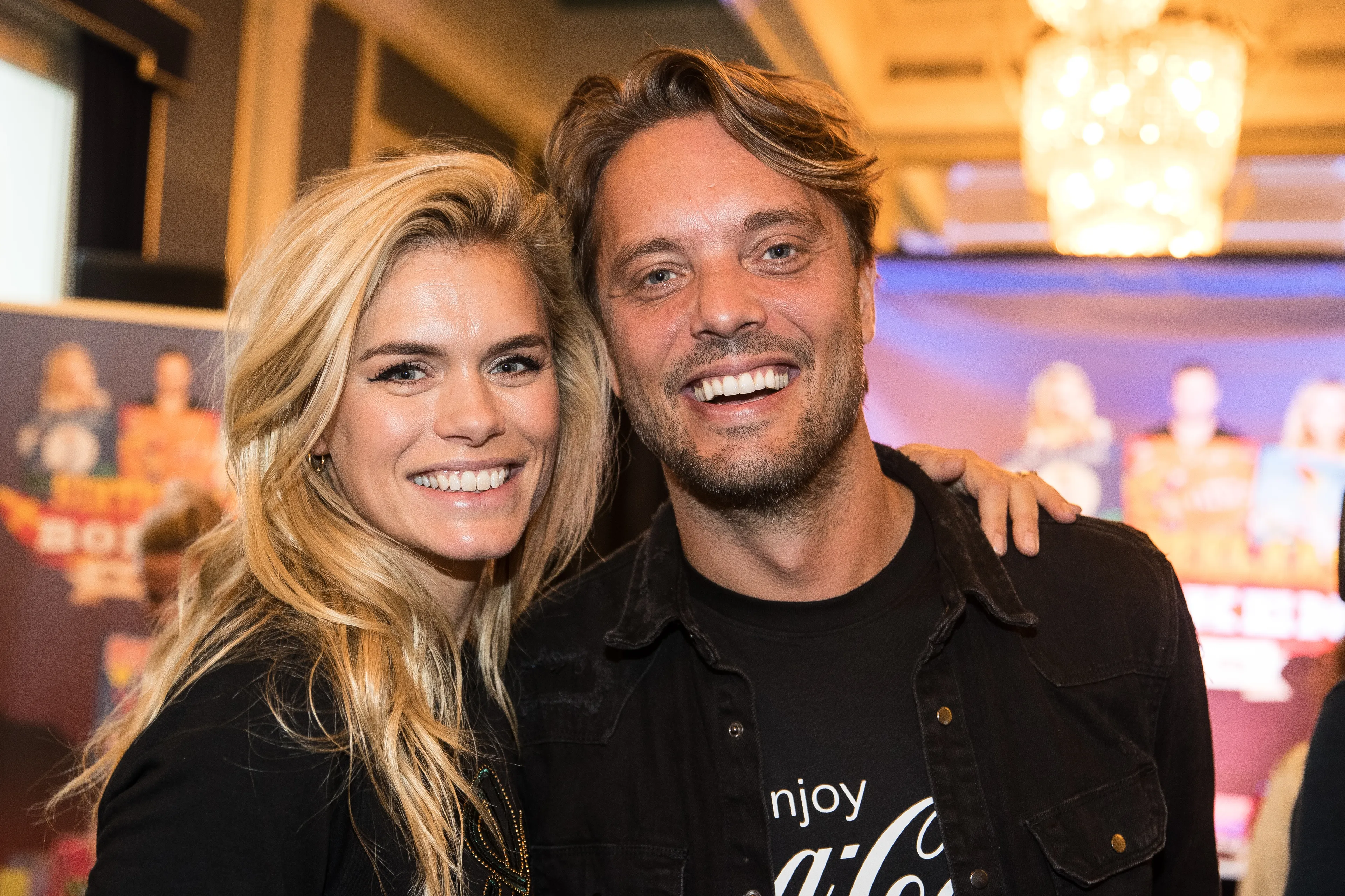 Bas Smit stevig onder handen genomen door dochters