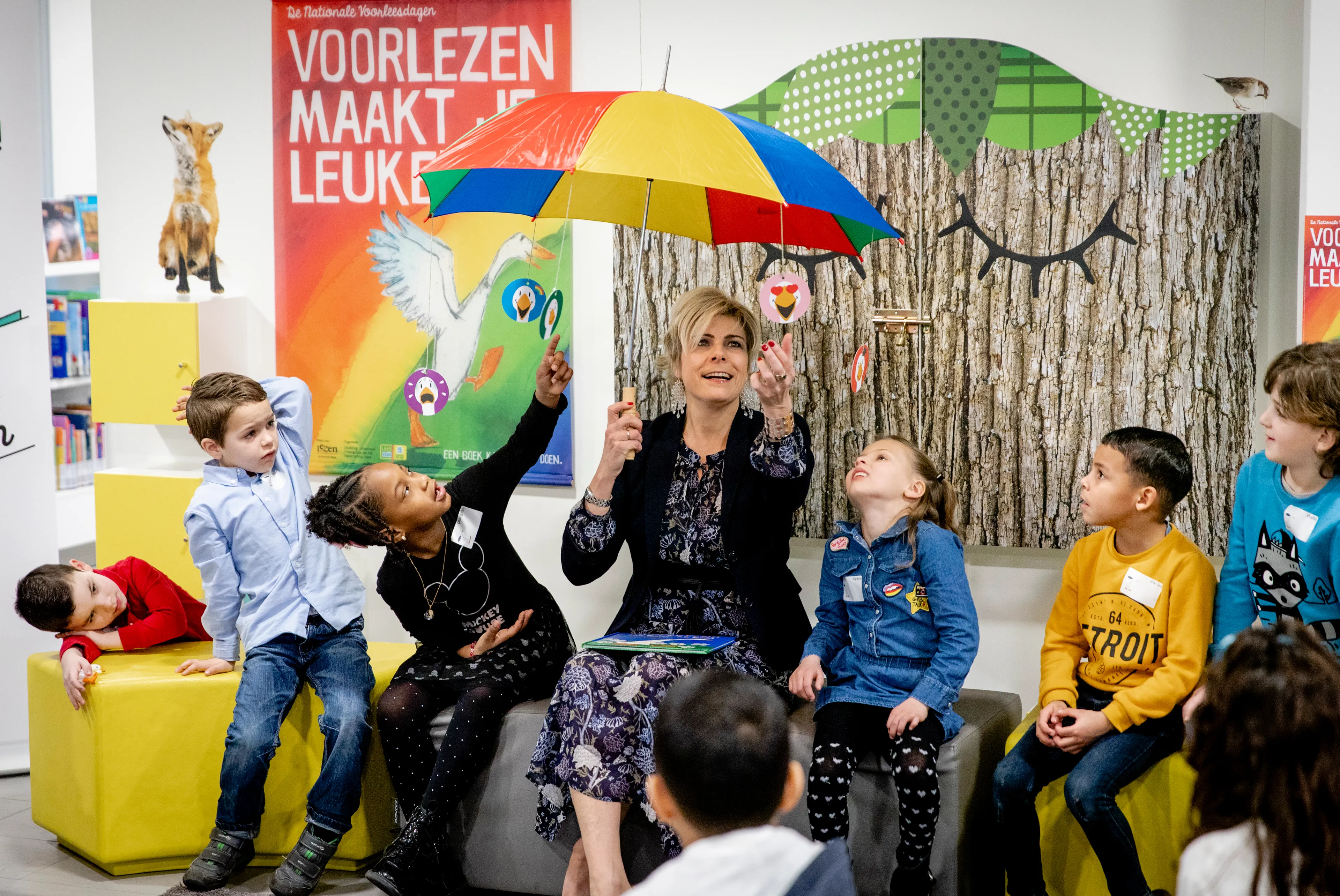 Prinses Laurentien doet een boekje open...