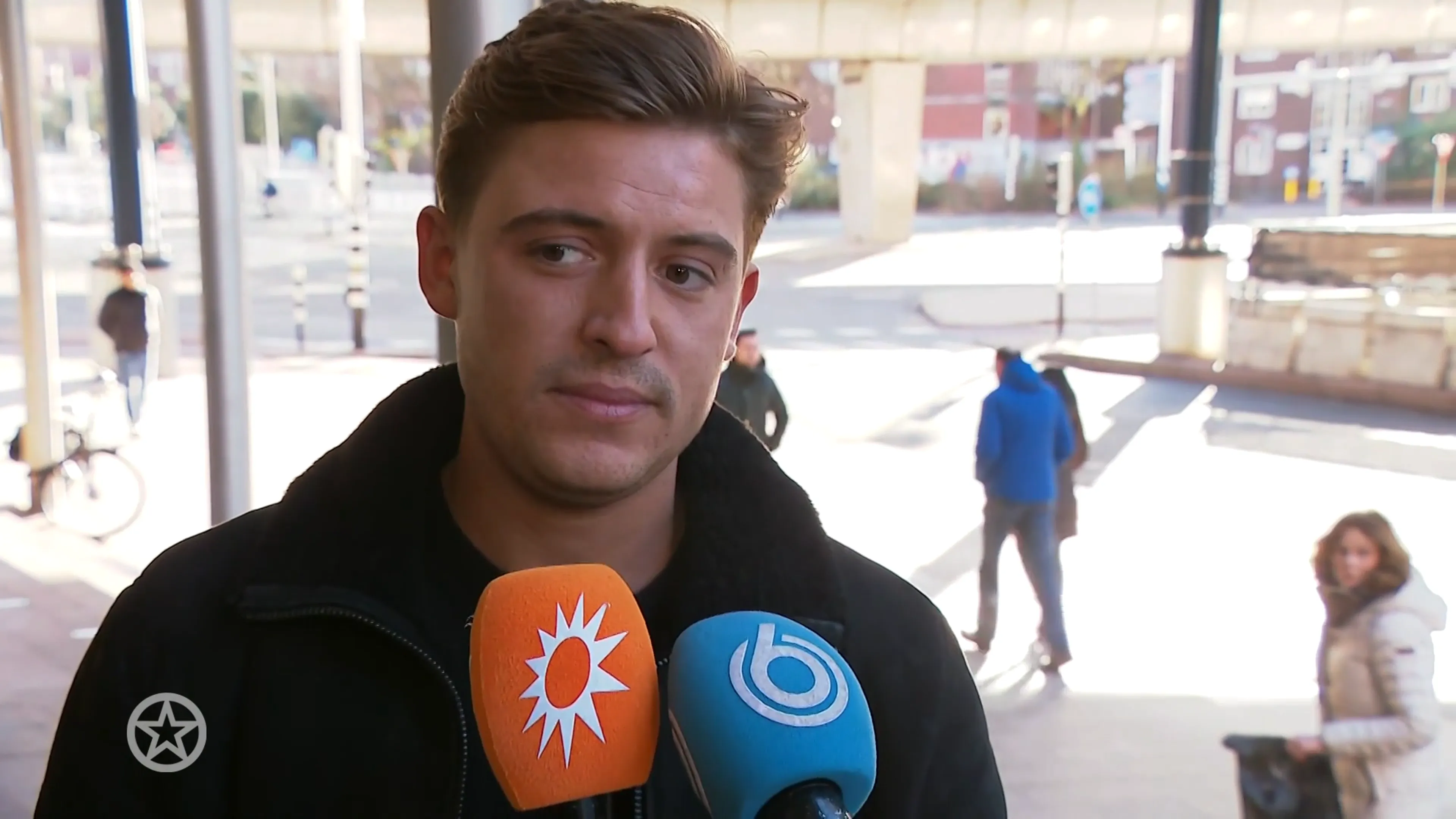 Lil' Kleine levert zoontje af, 'Naar de hoeren?'