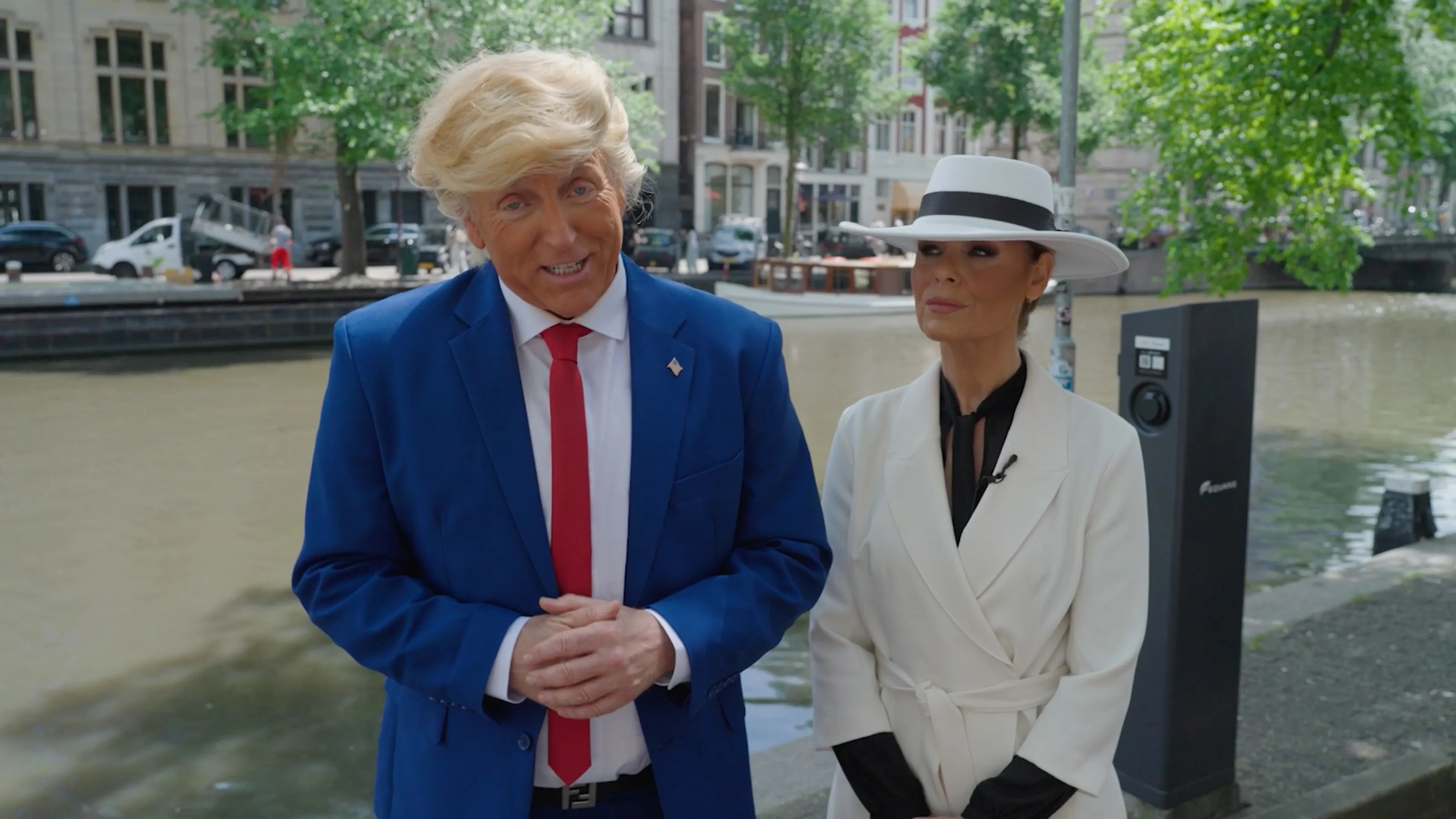 Hilarische beelden van Gordon en Froukje als Trump en Melania tijdens WK voetbal