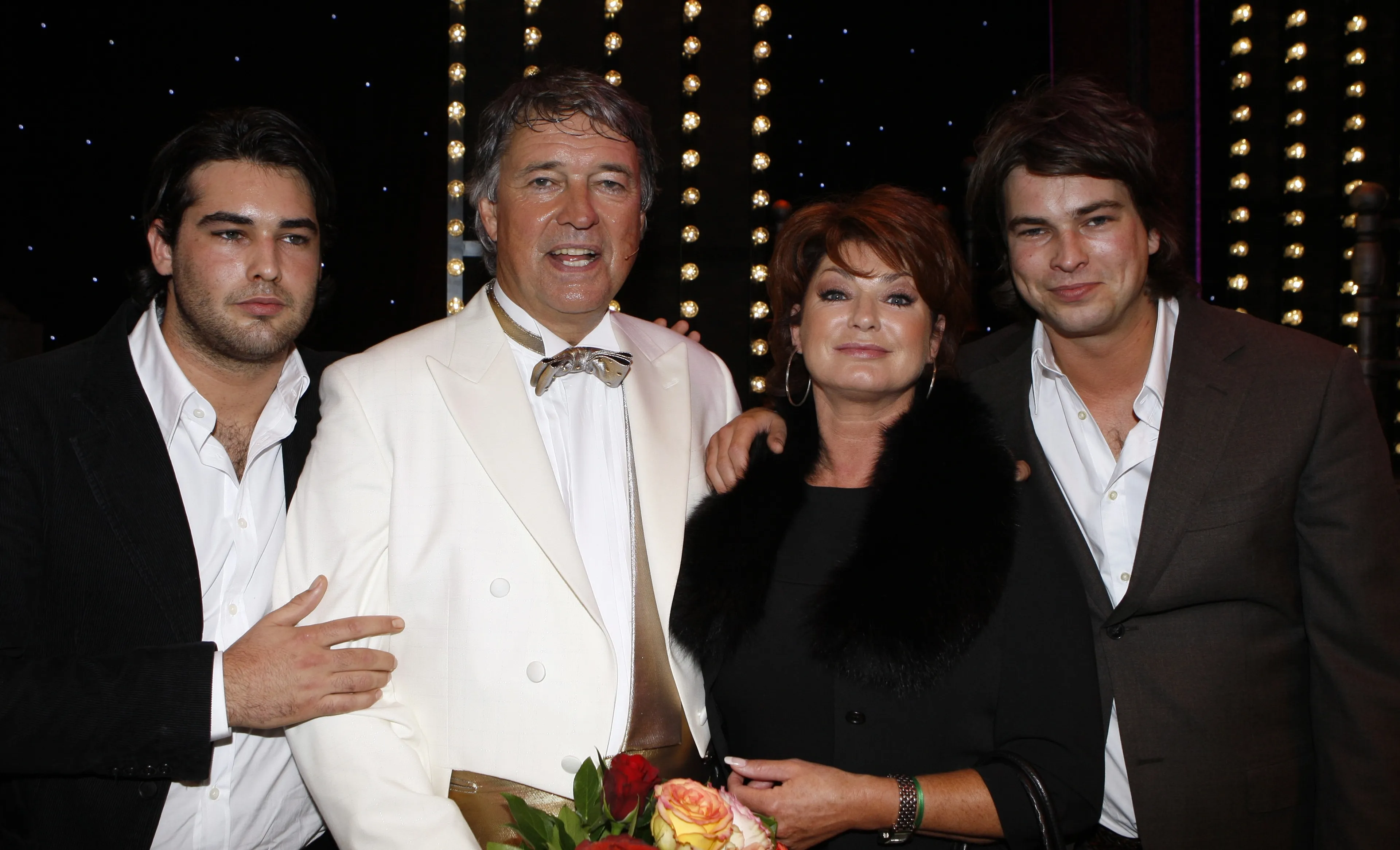 Weduwe Yvonne en zoon Rick trekken in villa van Ron Brandsteder