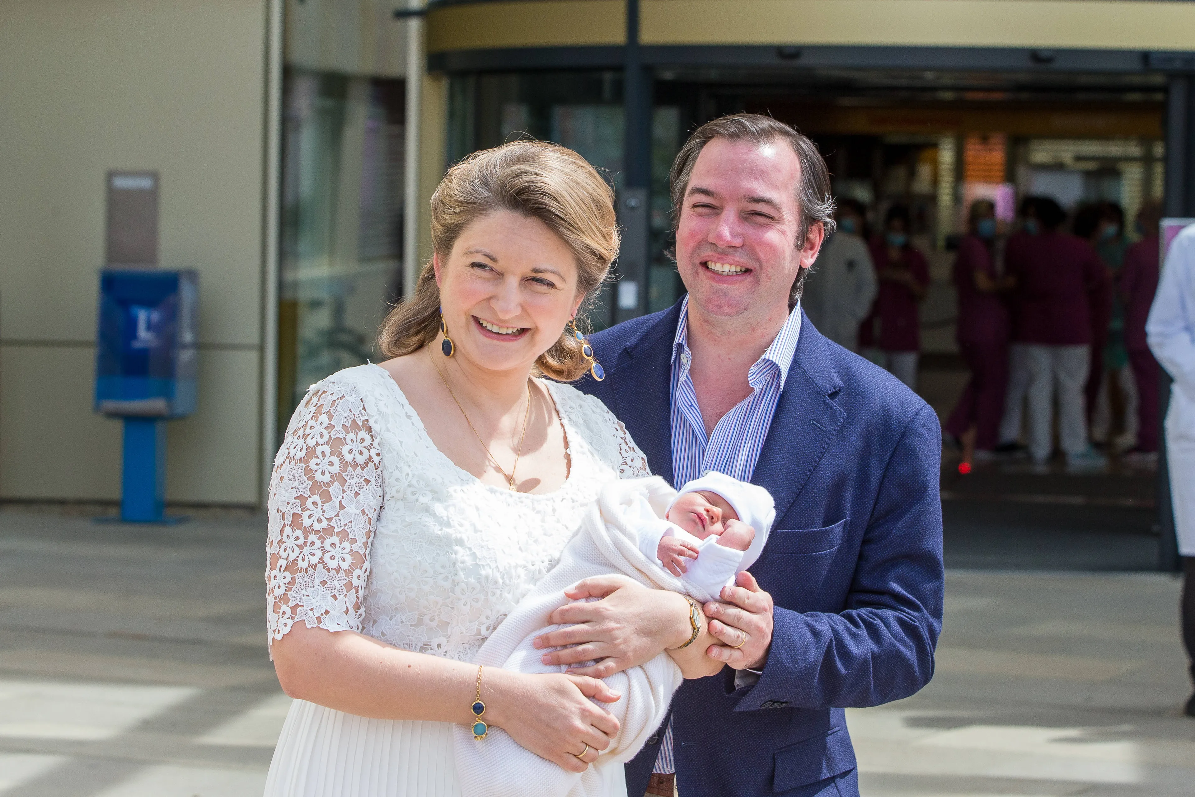 Stéphanie en Guillaume laten baby Charles zien