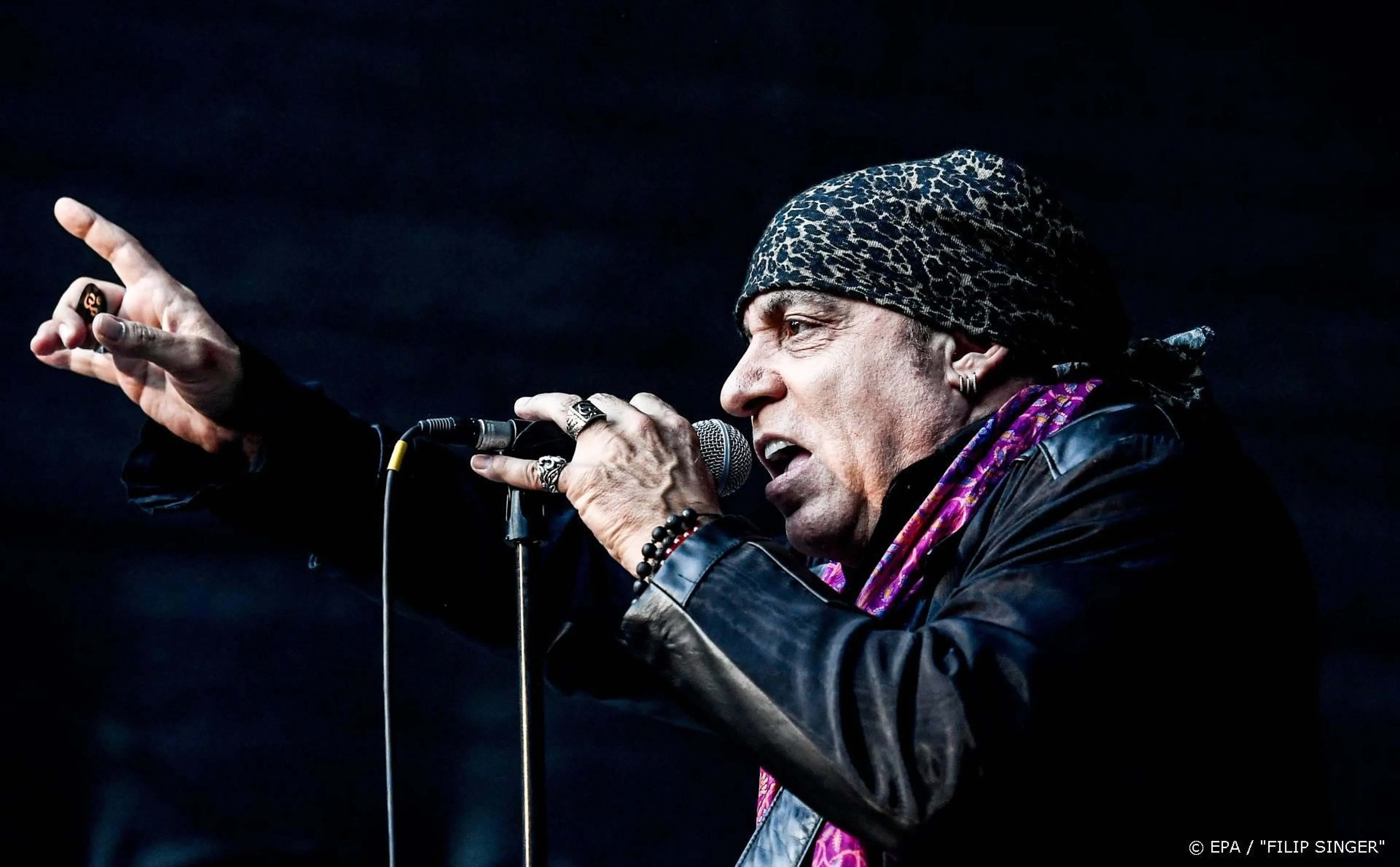 Radiozenders draaien Lean On Me voor zorgpersoneel