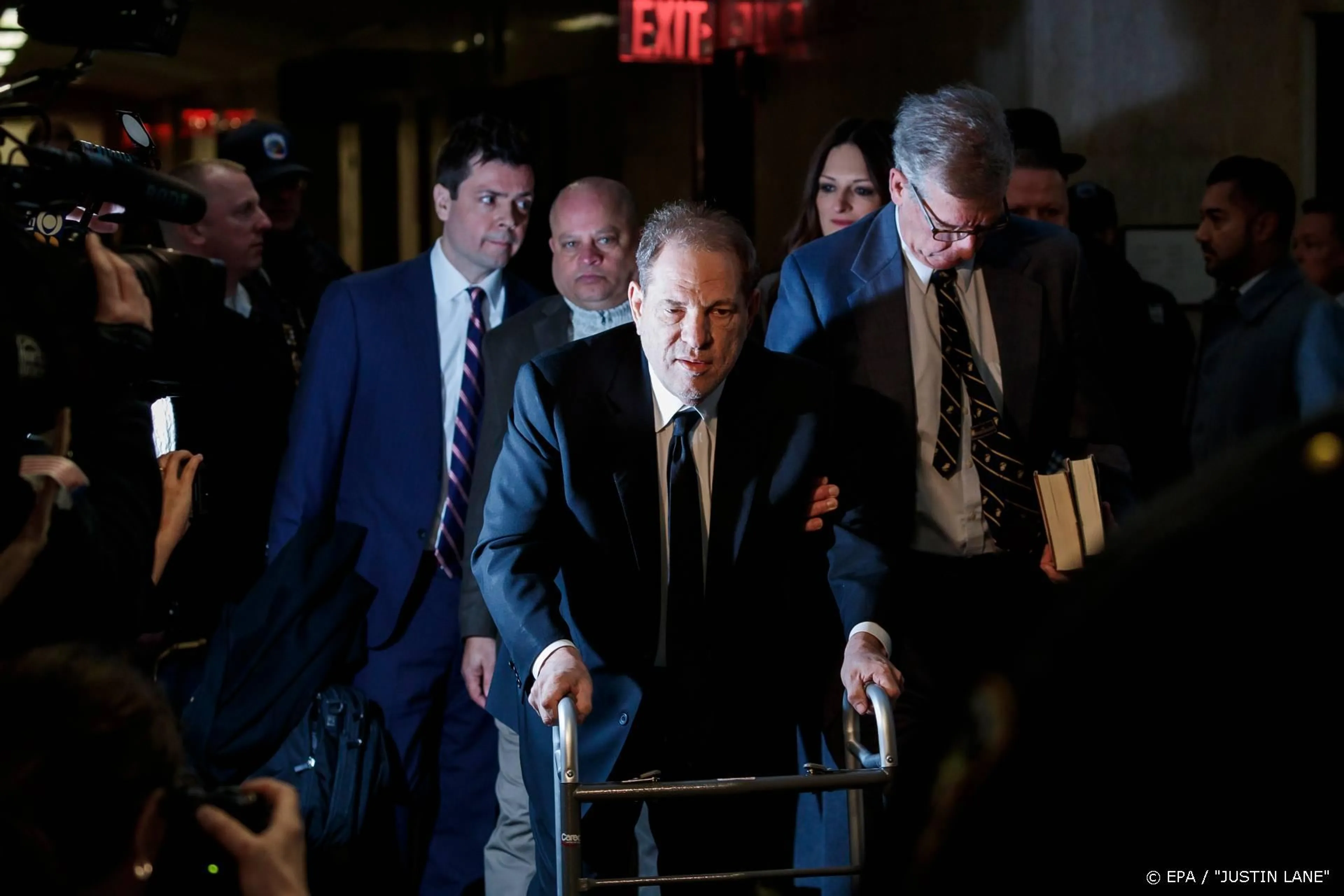 Weinstein met rollator naar de rechtbank