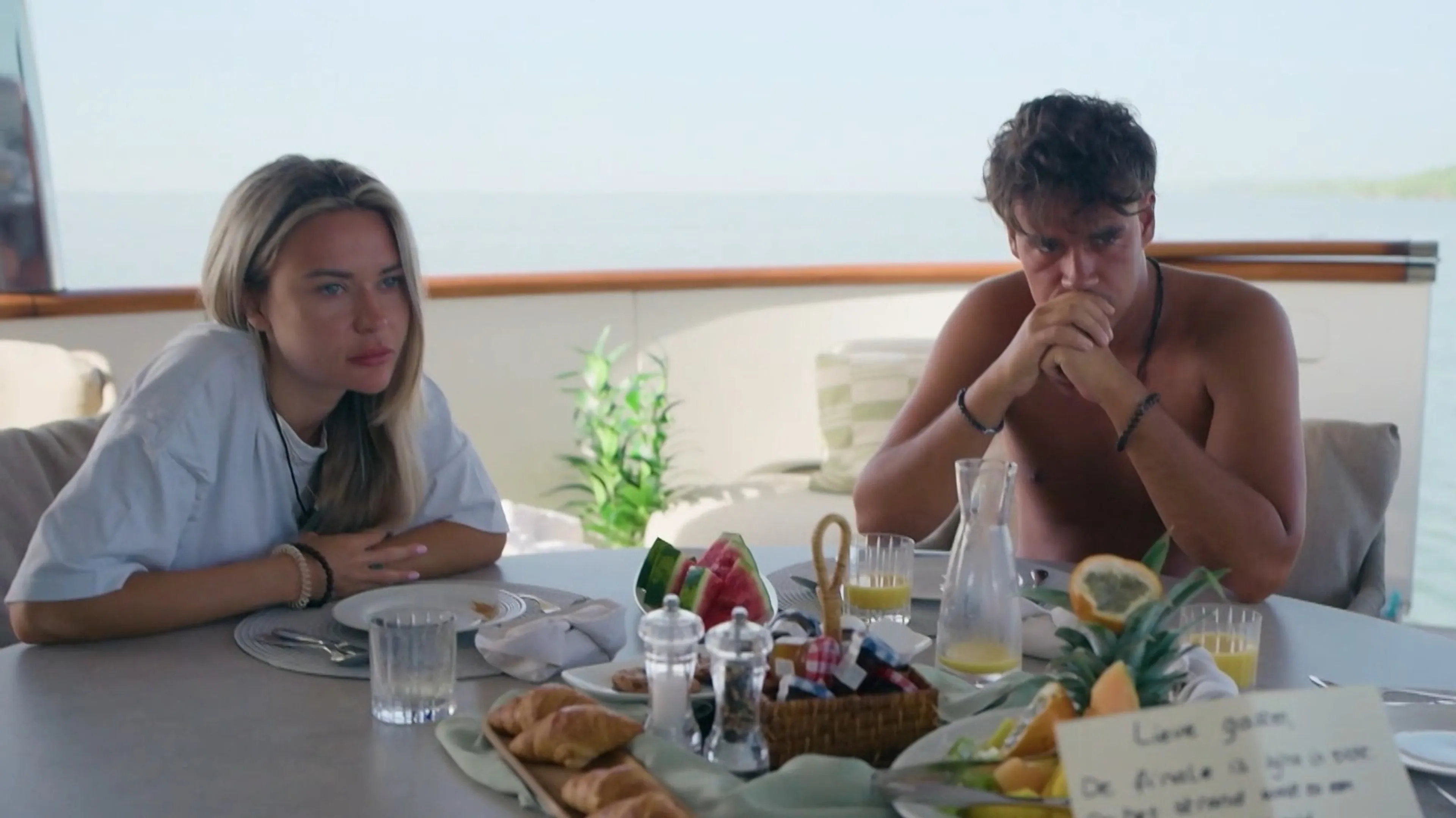 Oma Adrie teleurgesteld in vreemdgaande kleinzoon Luca Tor in Anti Survival Show