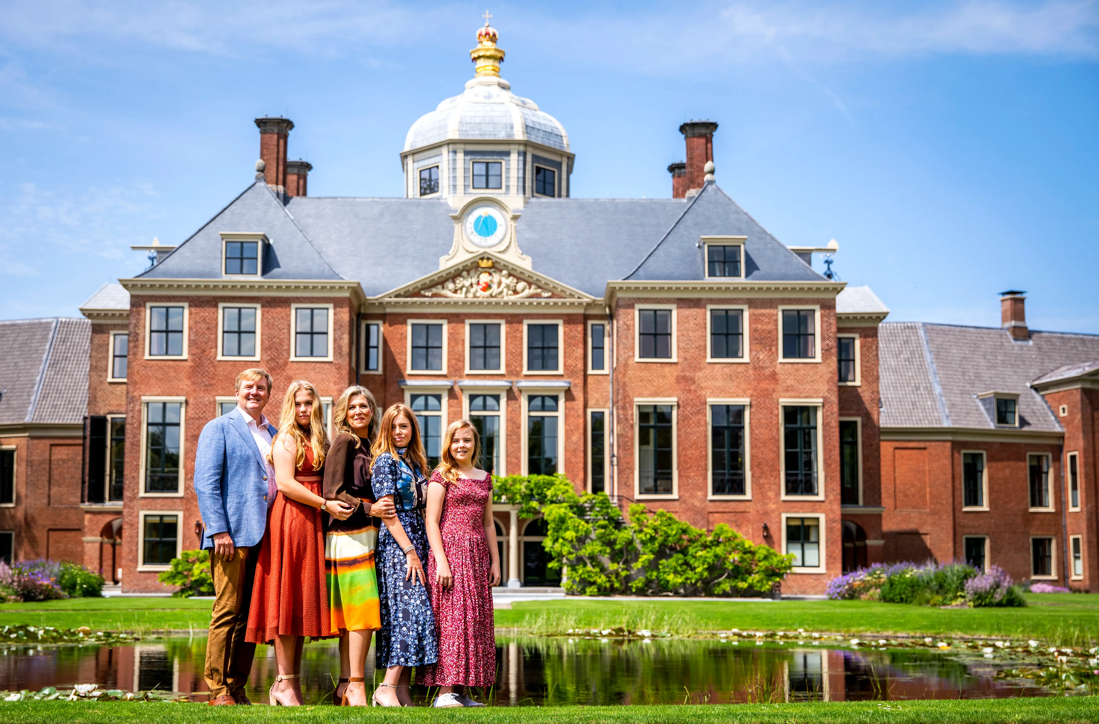 Boeren rijden toeterend langs Huis ten Bosch