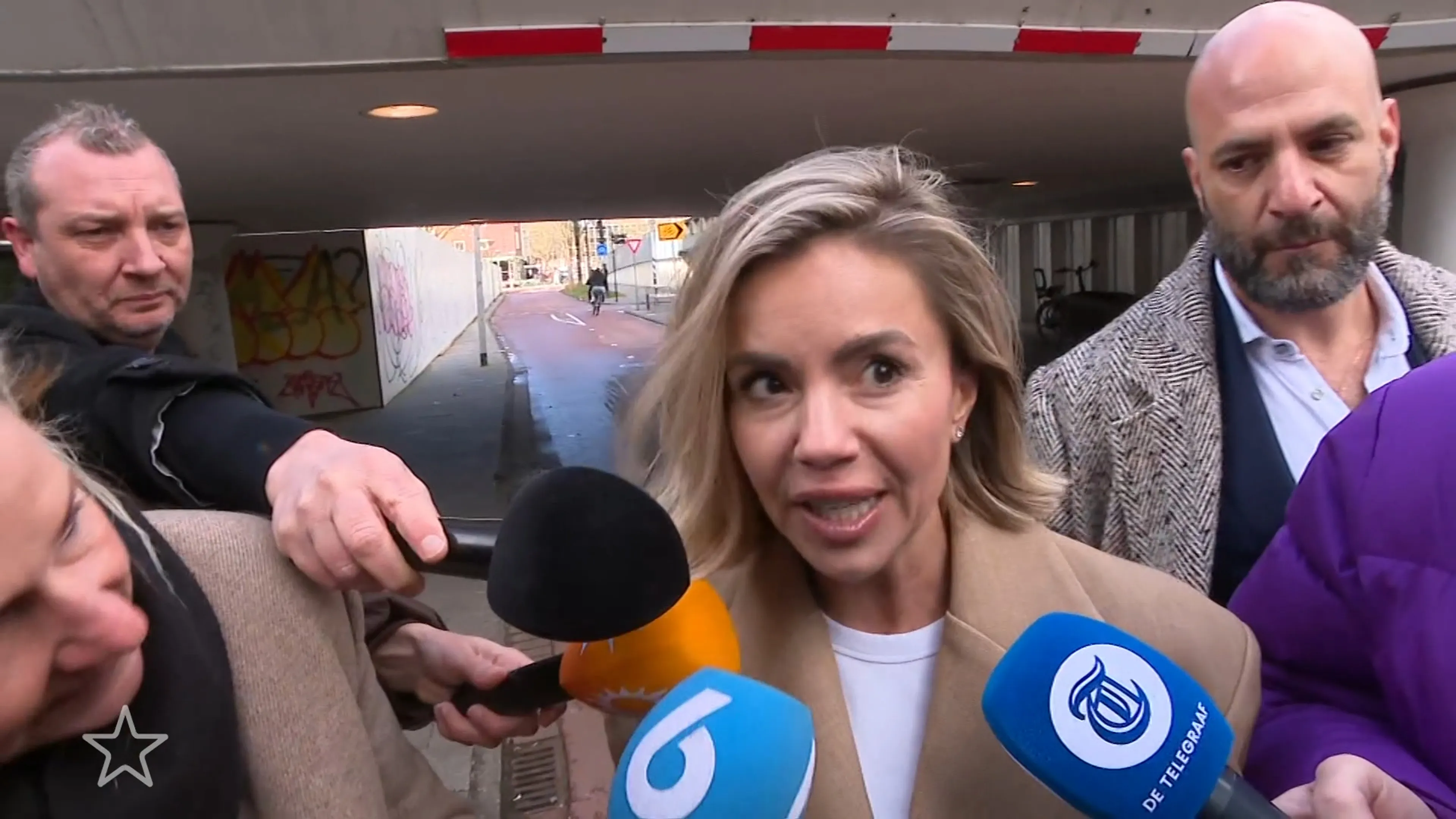 Struikelpartij bij aankomst Yvonne Coldeweijer bij rechtbank