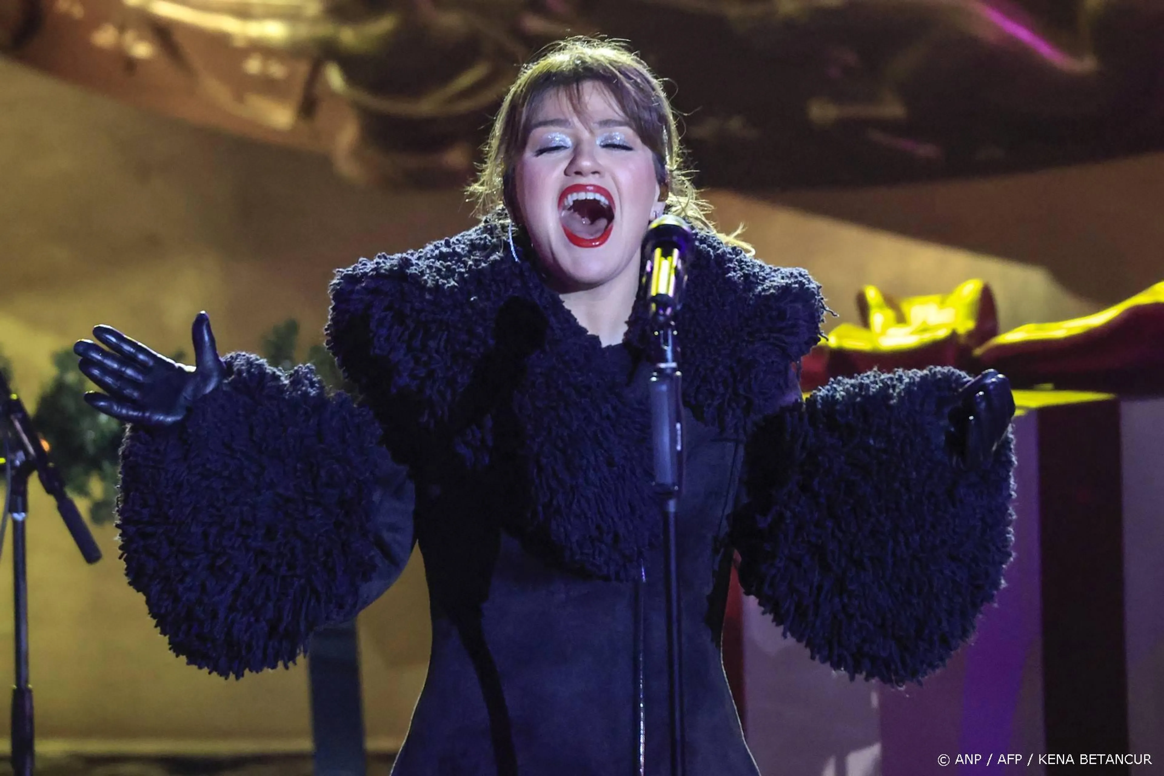 Kelly Clarkson haalt bijzondere gast op het podium