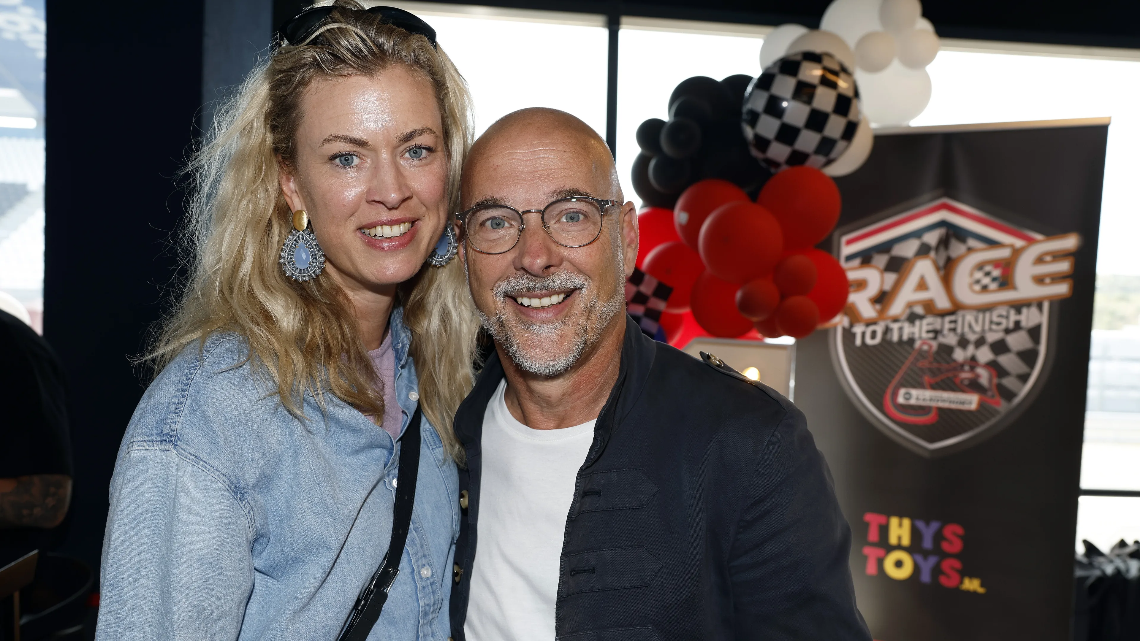 Rob Kamphues in het diepste geheim getrouwd: beelden van sprookjeshuwelijk