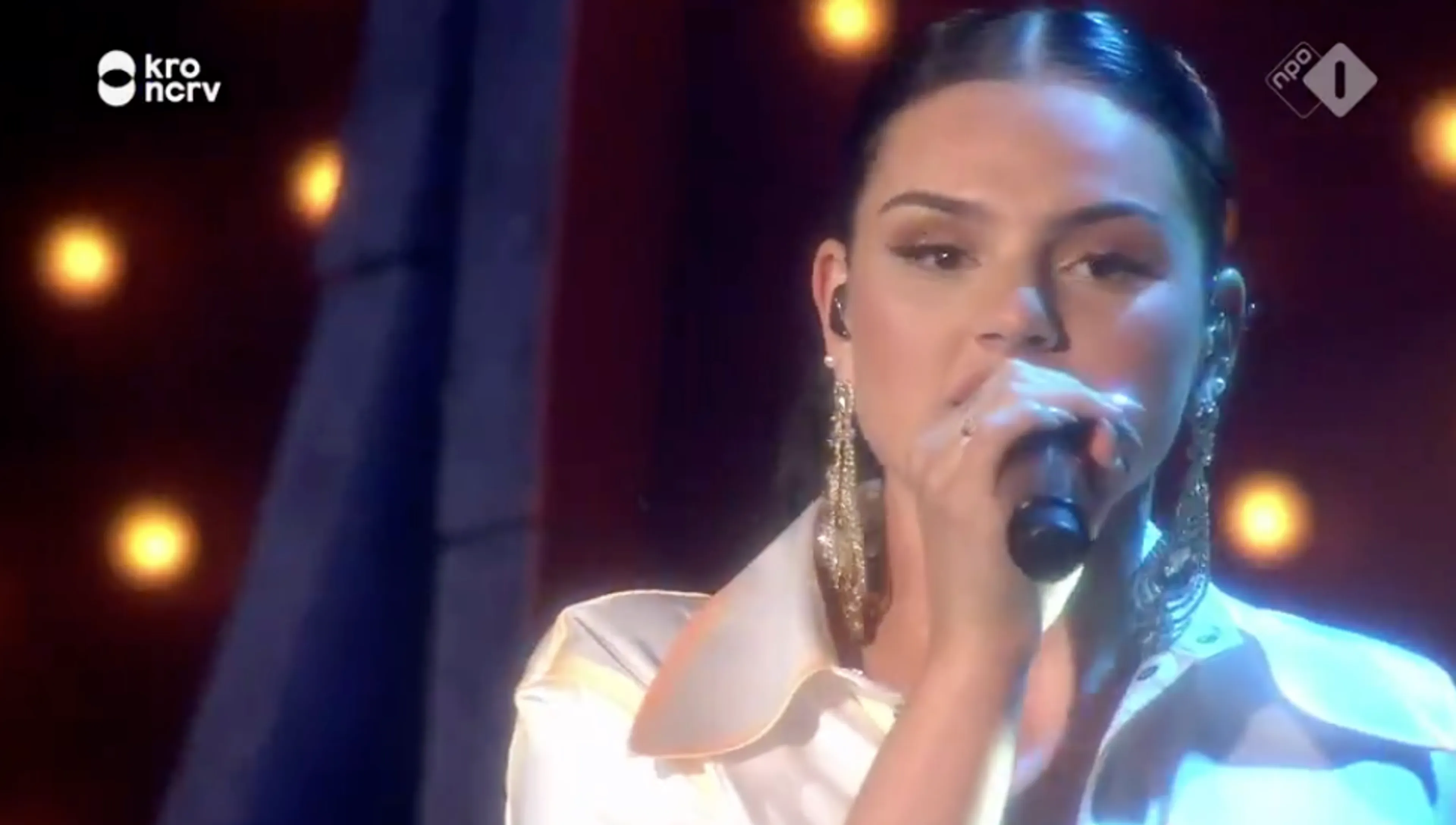 Kijkers M verbolgen over 'vals zingende' Famke Louise