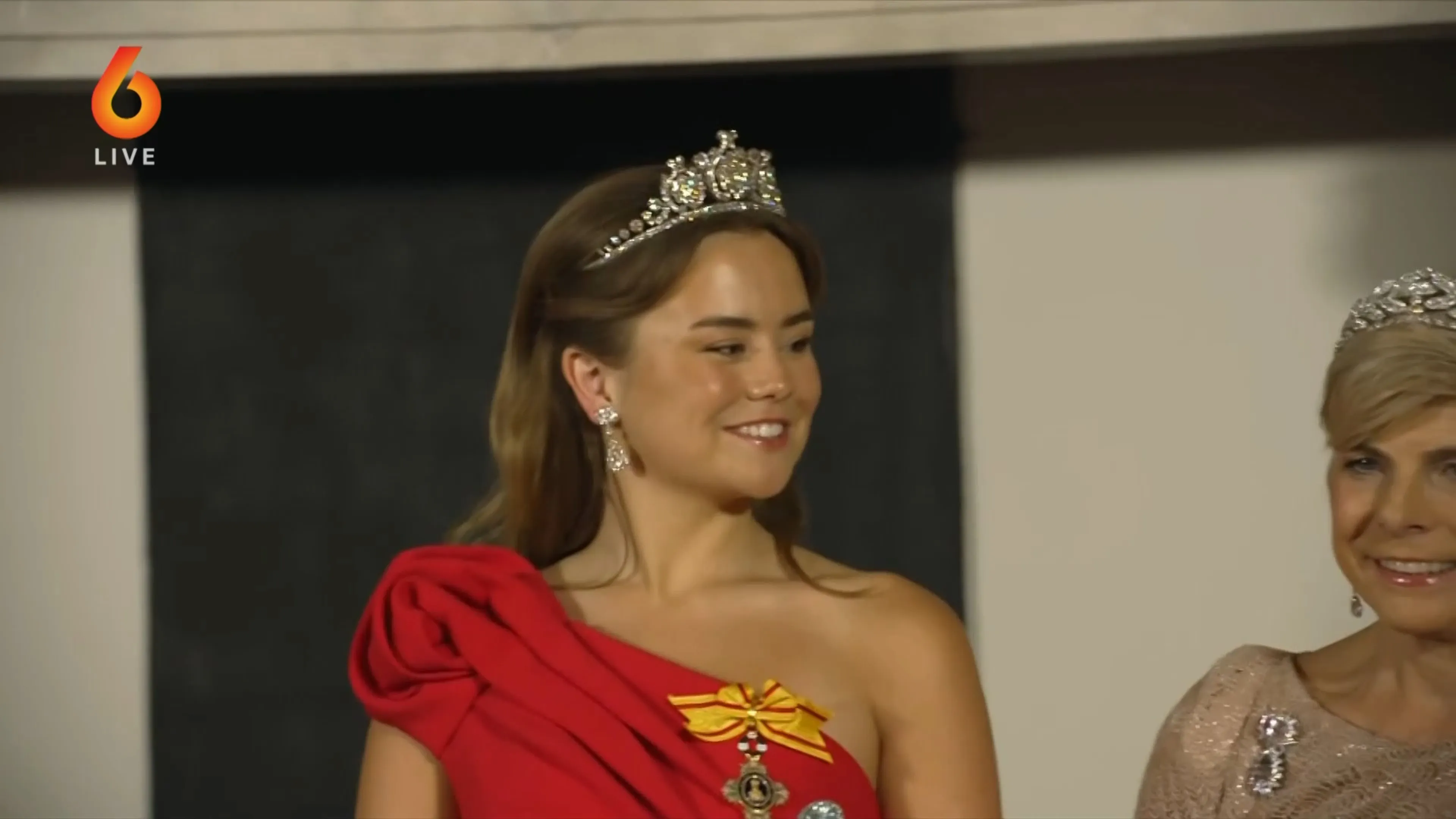 Prinses Ariane draagt rode jurk tijdens eerste staatsbanket