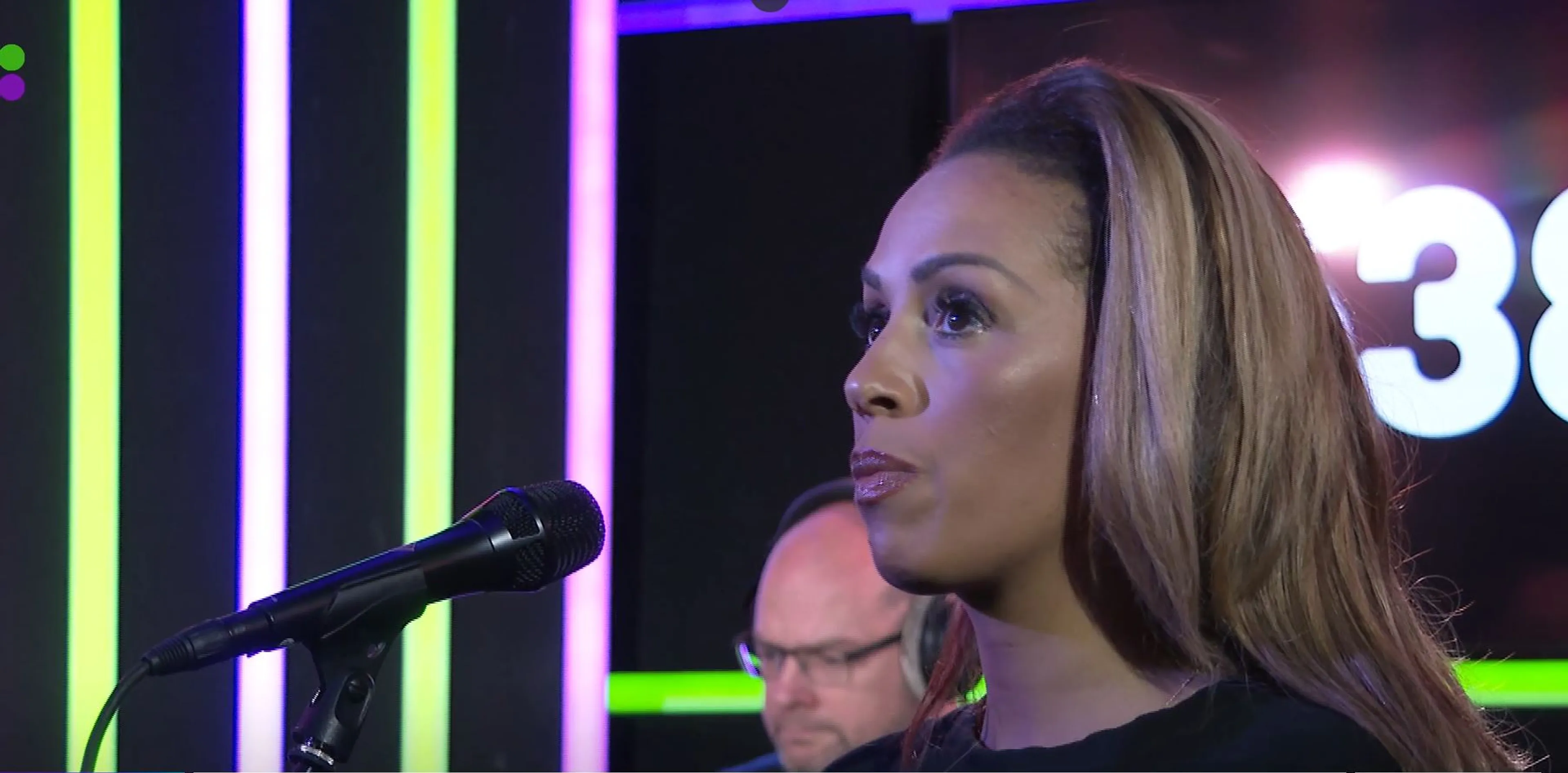 Glennis zingt emotioneel eerbetoon aan Peter R. de Vries