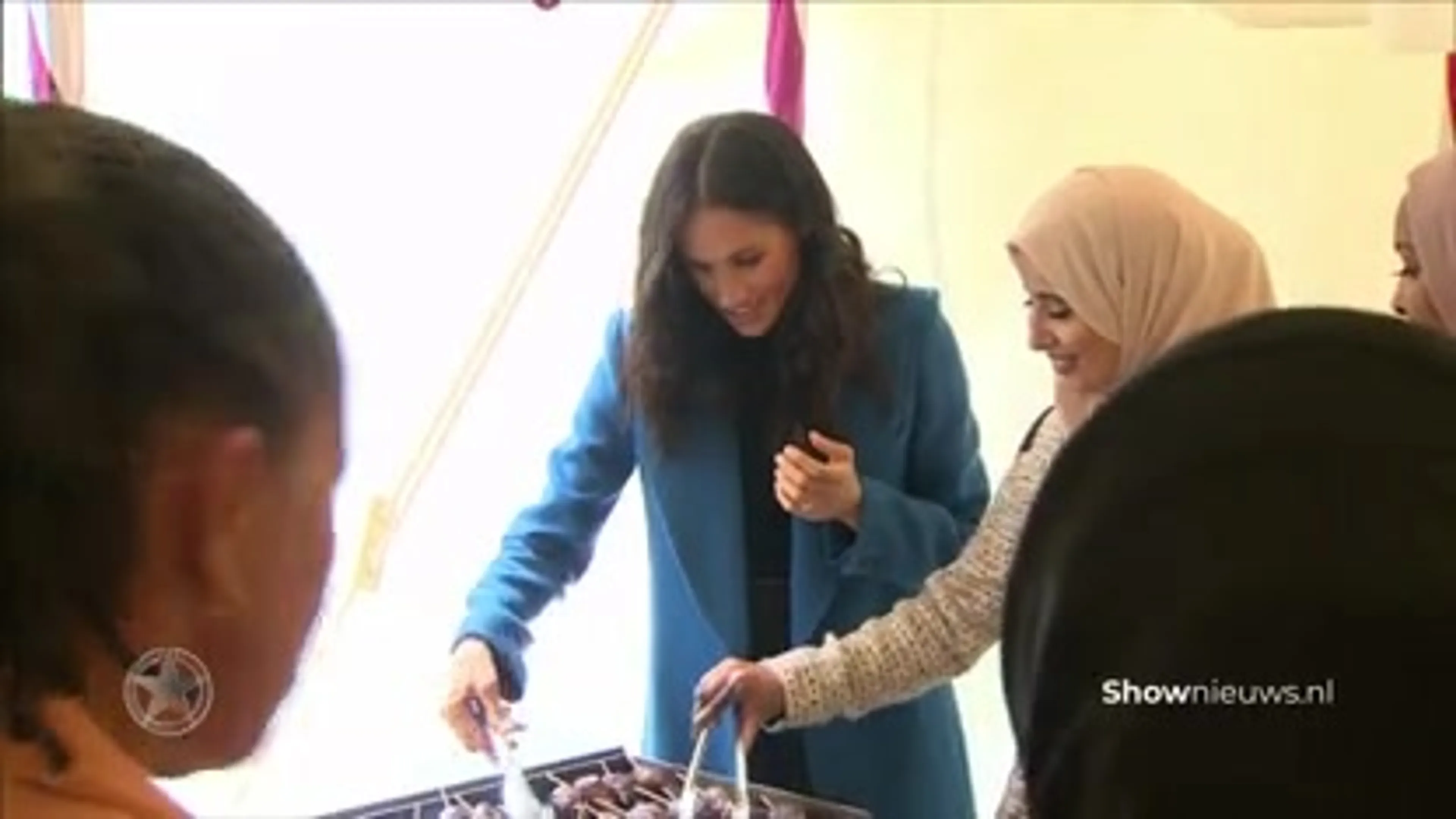 Meghan met moeder bij lancering kookboek