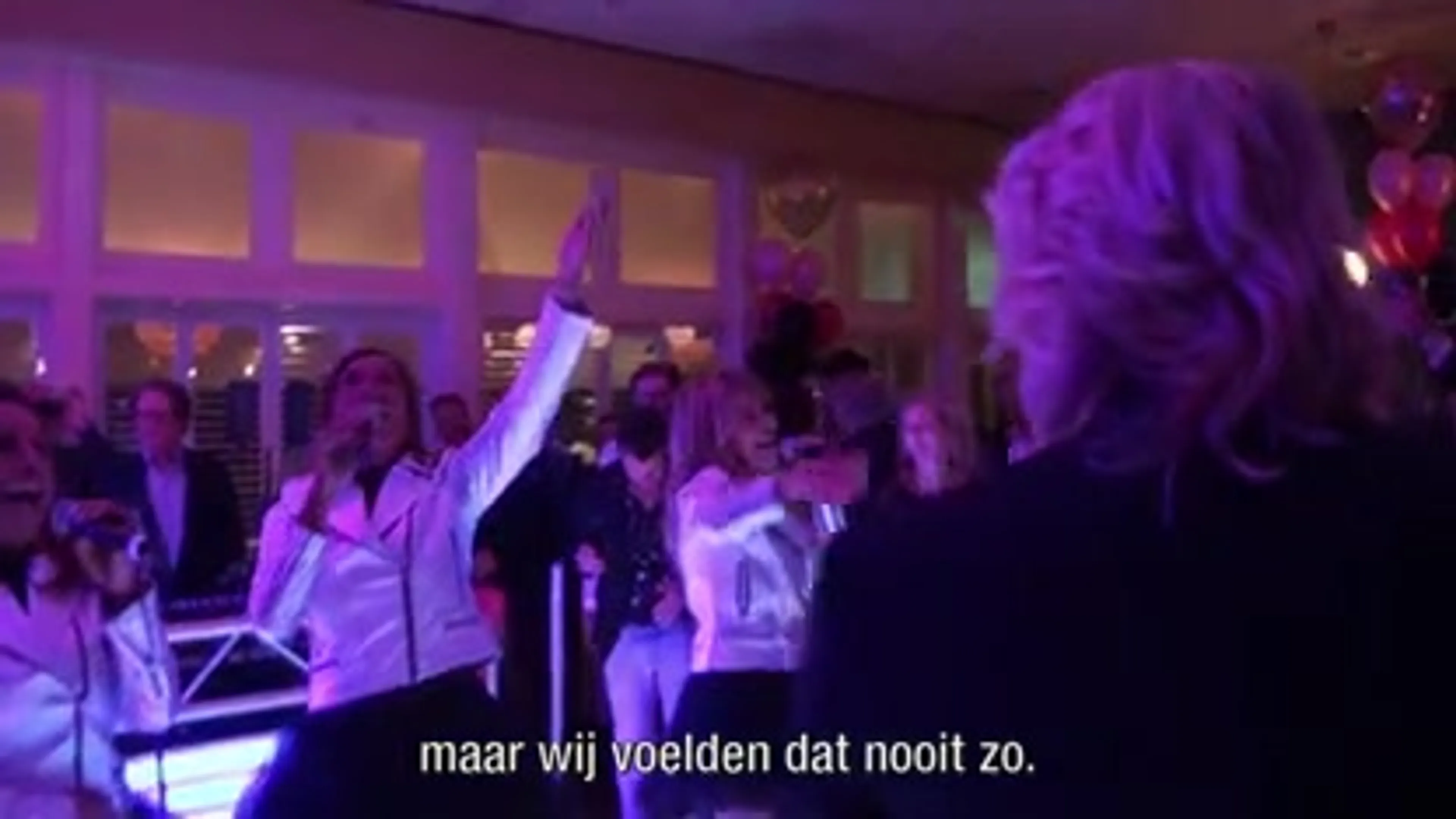 Patty treedt op met ex-Dolly Dots: Esther en Anita