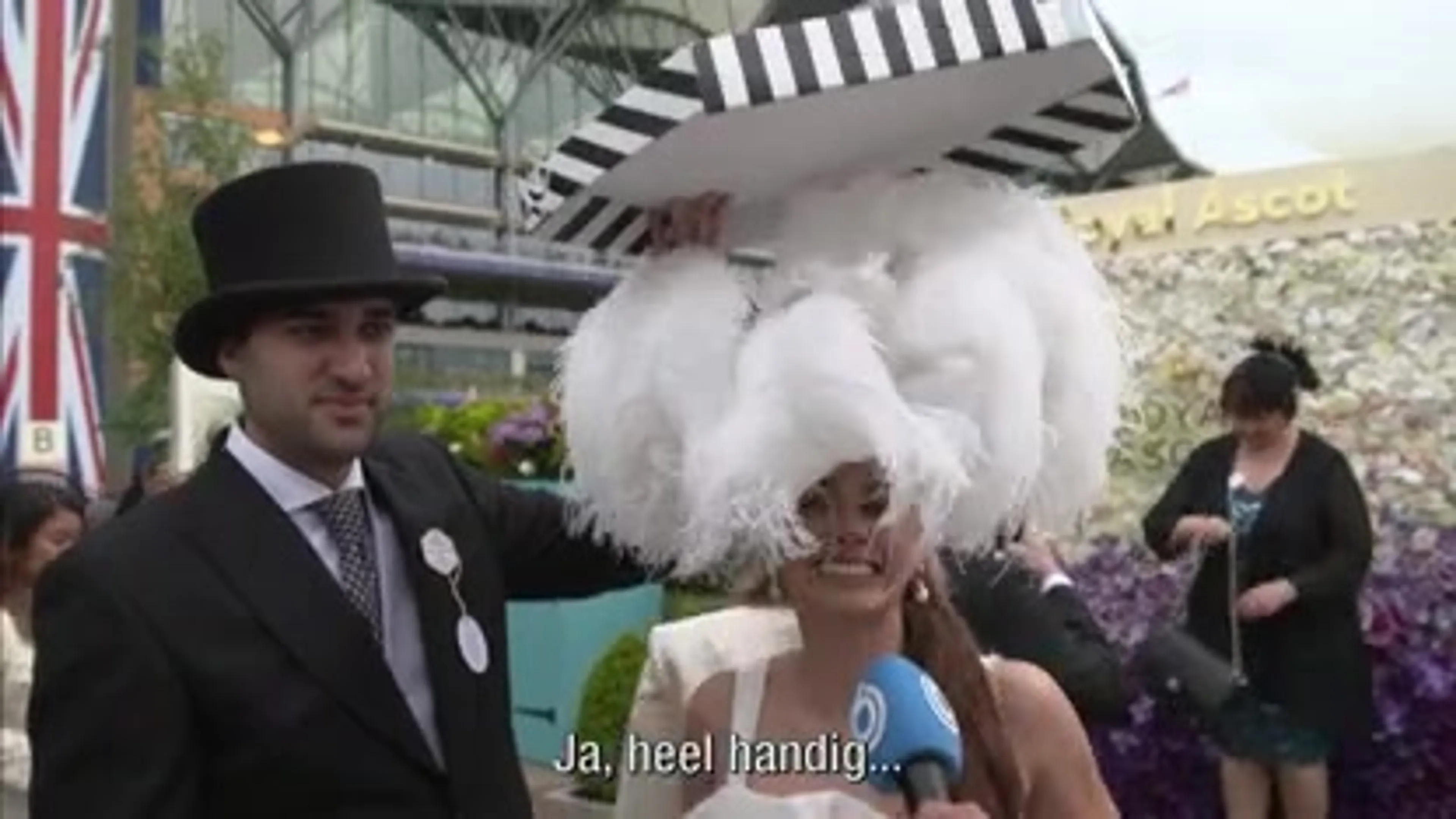 Koningspaar in ‘Royal Procession’ met Queen