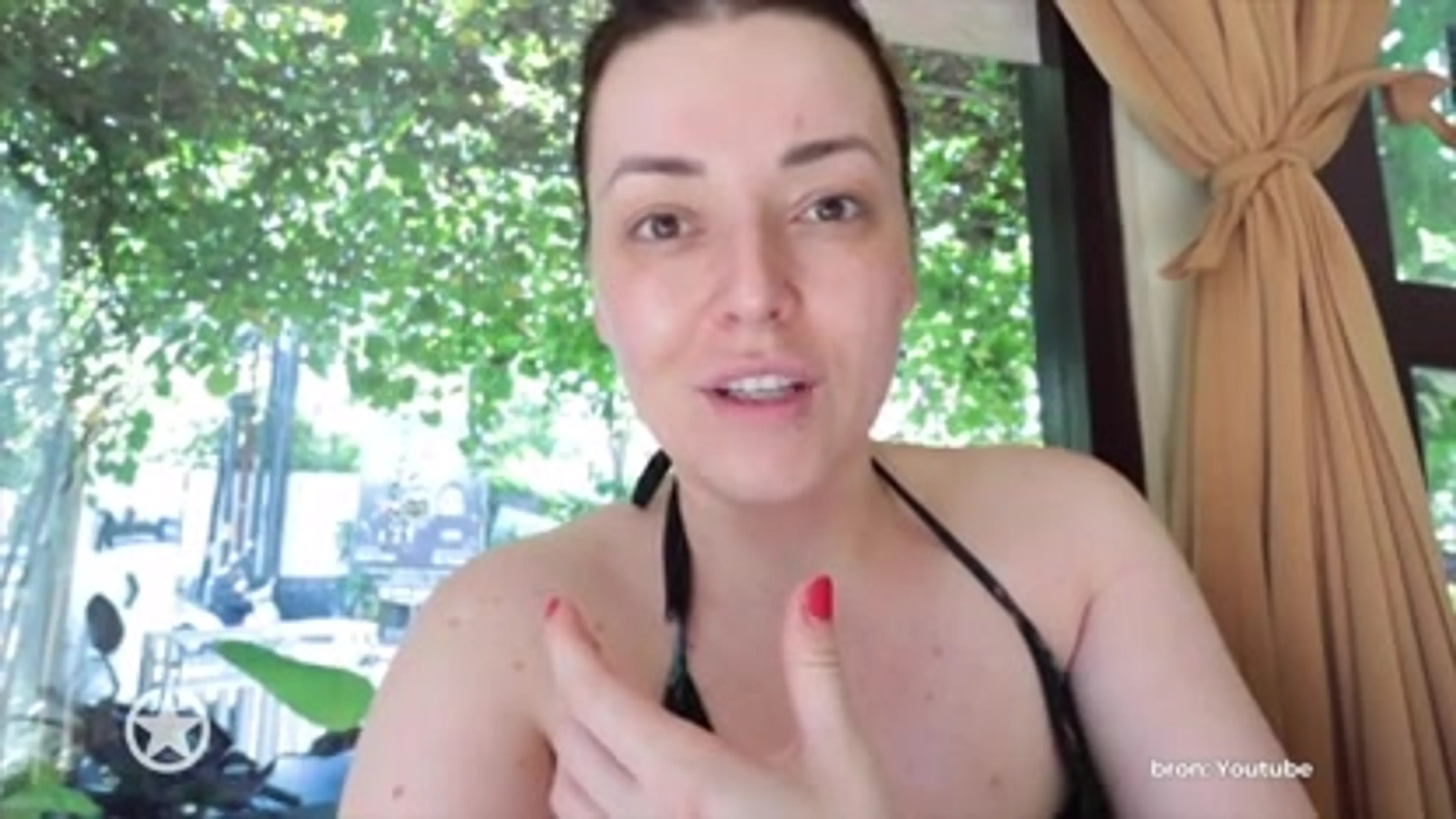 OEI: Schouder van Beautygloss' Mascha uit de kom voor Balinese massage