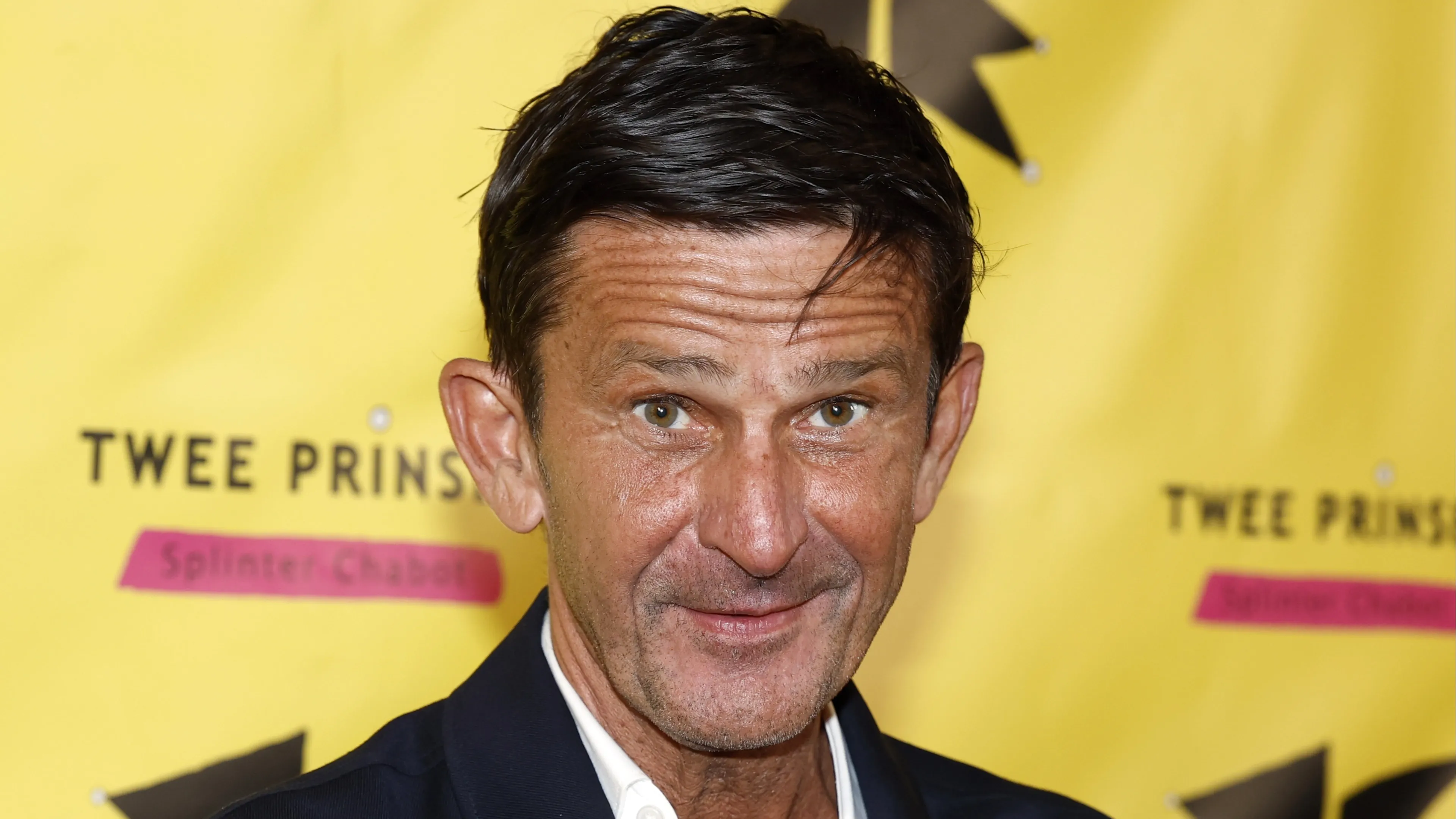 Songfestivalcommentator Cornald Maas nodigt moeder uit voor bijzondere watchparty