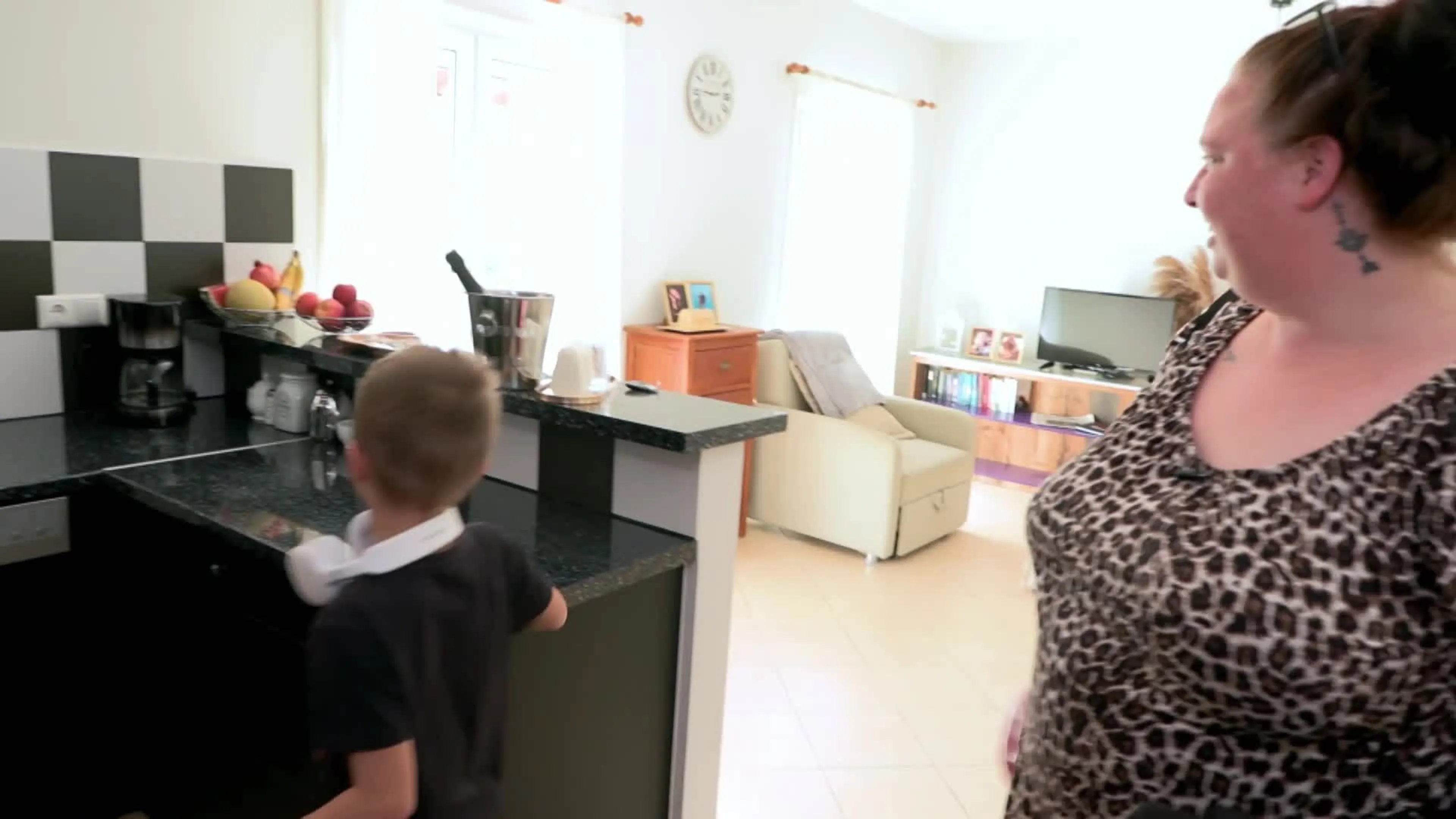Sabine en haar kinderen op luxevakantie in Steenrijk, Straatarm
