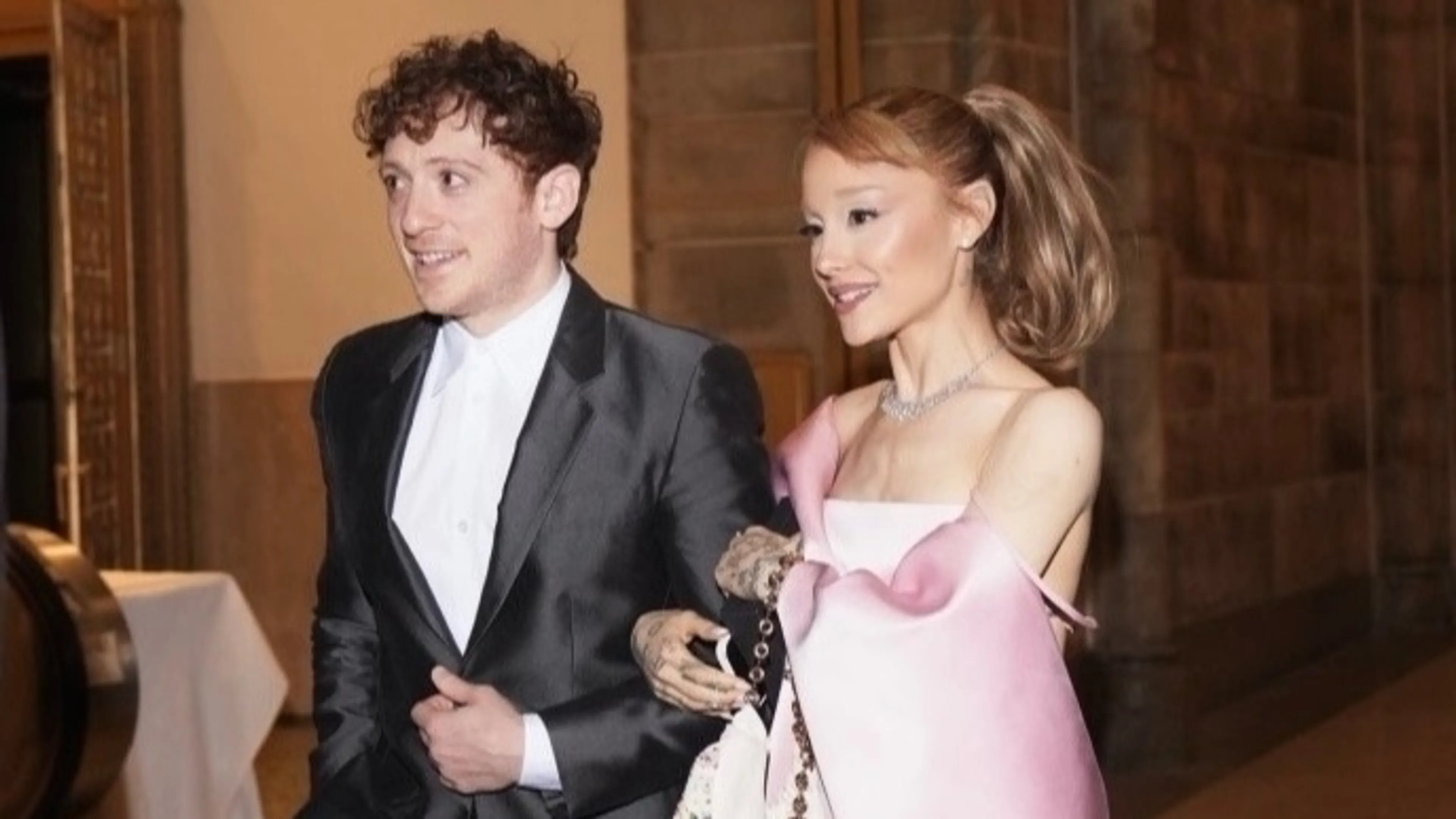 Einde aan controversiële relatie Ariana Grande en Ethan Slater