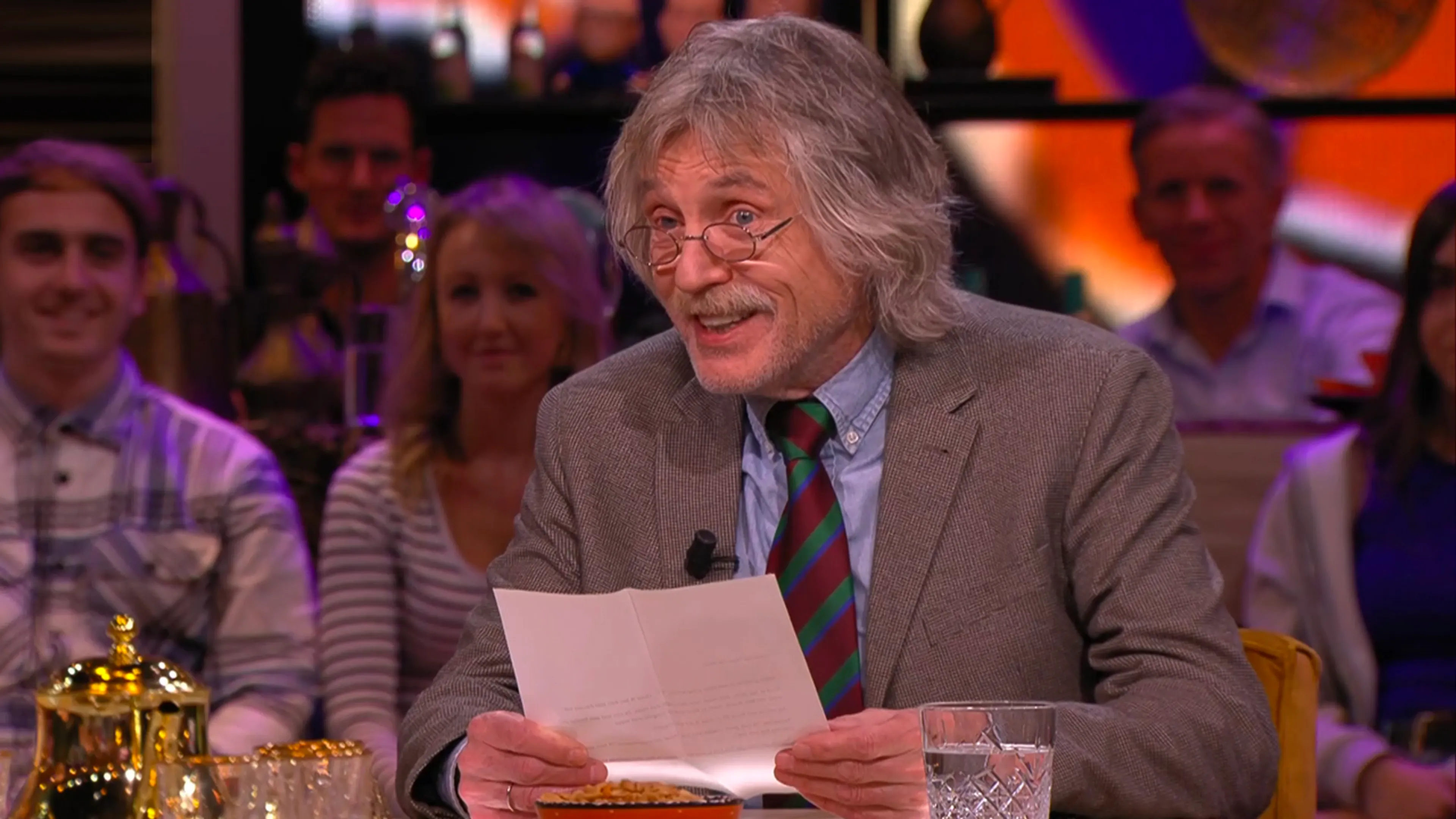 Johan krijgt fanmail van 85-jarige: 'Staat haar telefoonnummer erbij?'