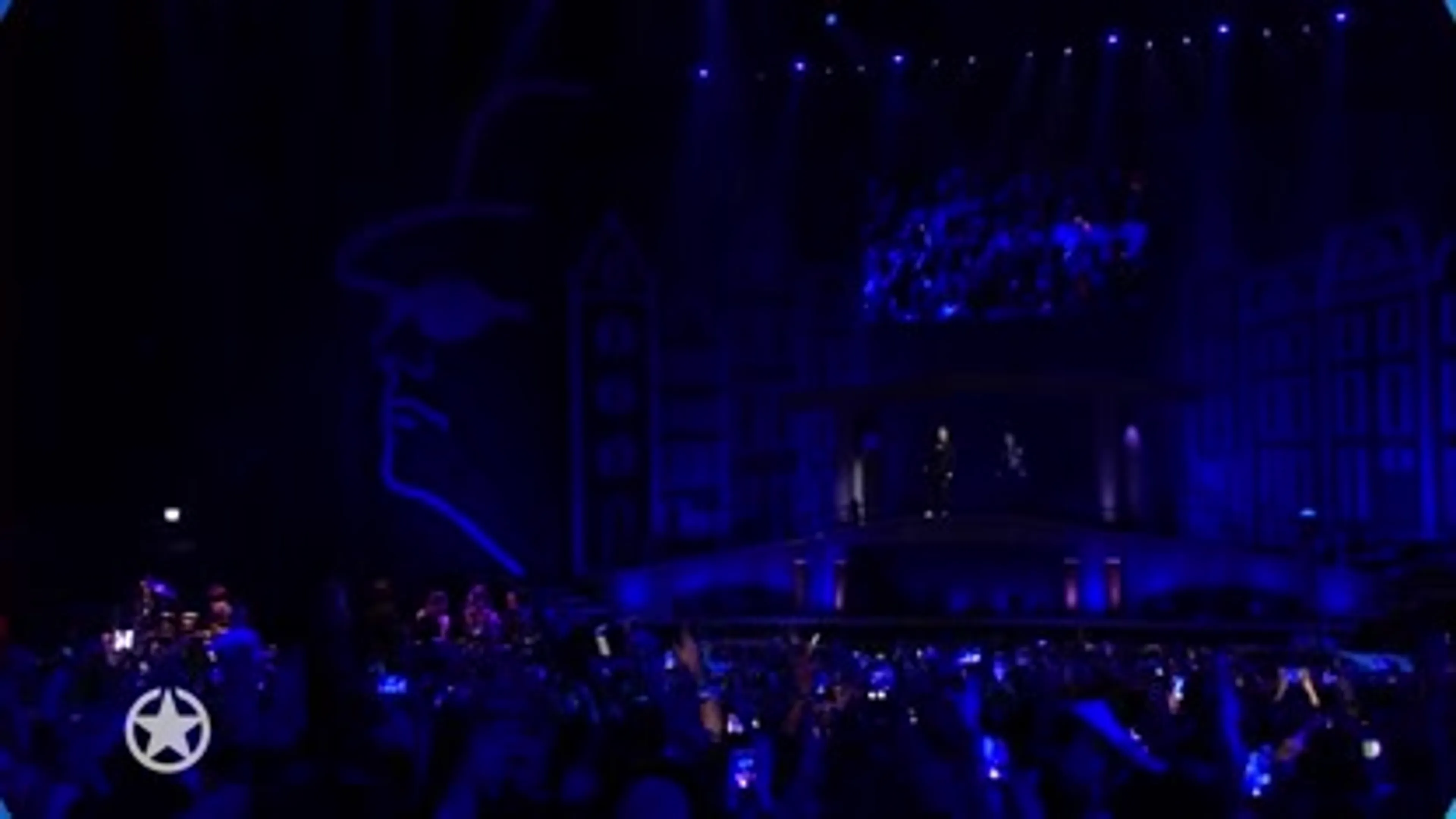 ZIEN: André zingt duet met hologram van zijn vader